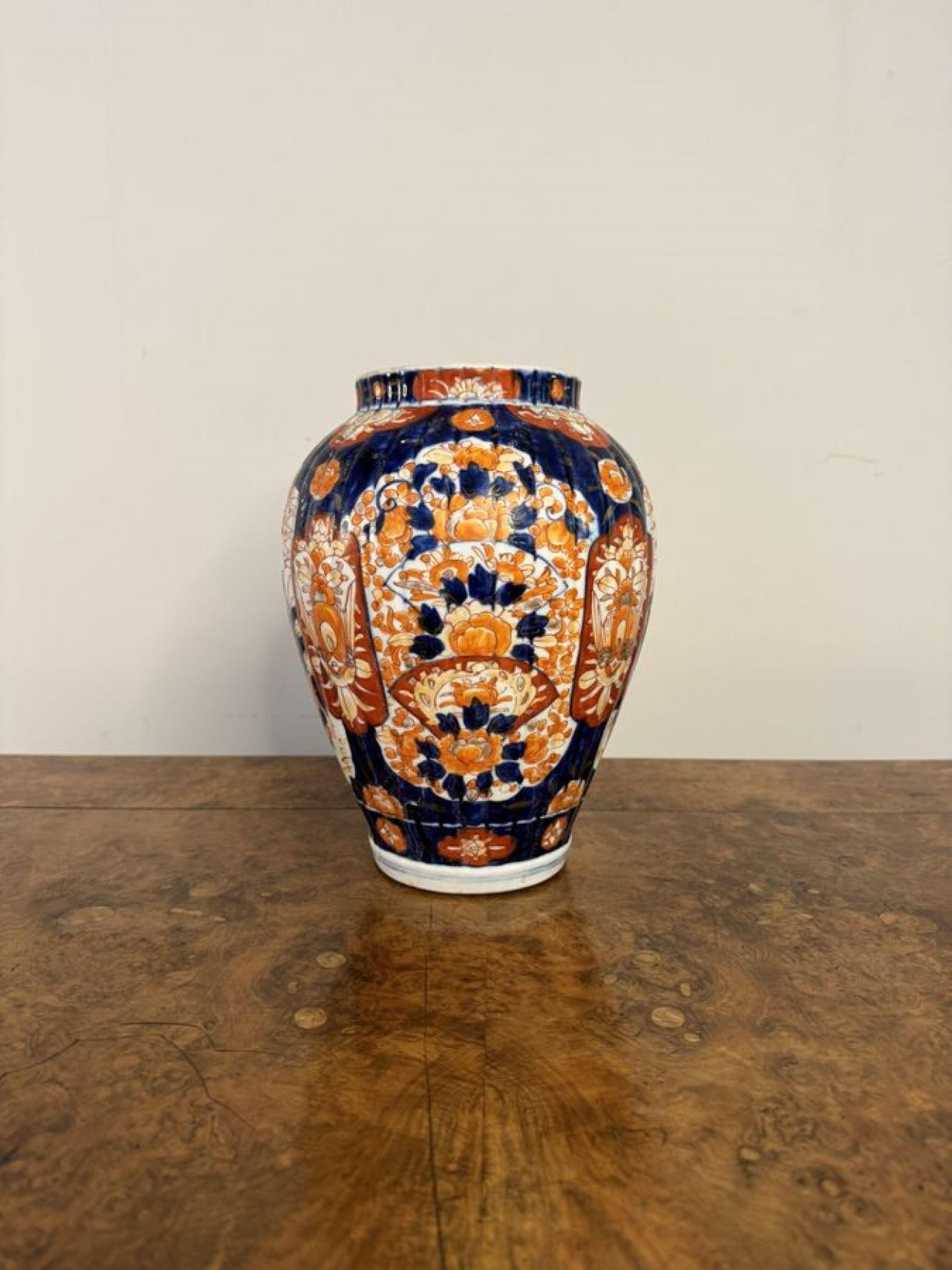 Splendido vaso imari giapponese antico, un vaso imari giapponese antico di qualità, decorato con fiori, foglie, uccelli e alberi dipinti a mano con colori vivaci rosso, bianco e blu.

D. 1900