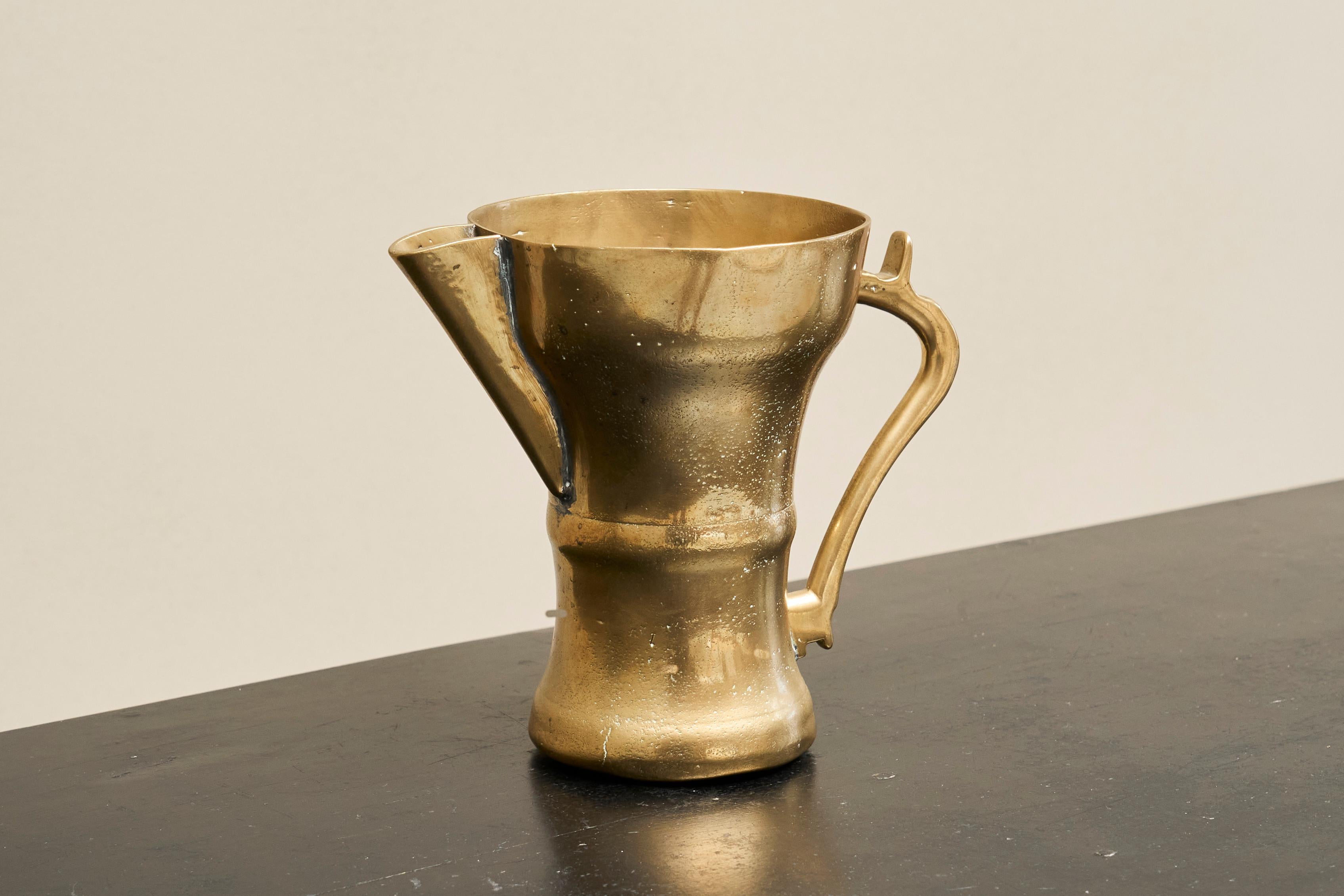 Meravigliosa brocca antica in ottone fuso a sabbia del XIX secolo.

Una brocca molto elegante e bella in ottone fuso a sabbia lucida realizzata da qualche parte nel XIX secolo, probabilmente all'inizio del XIX secolo. Un design meraviglioso e