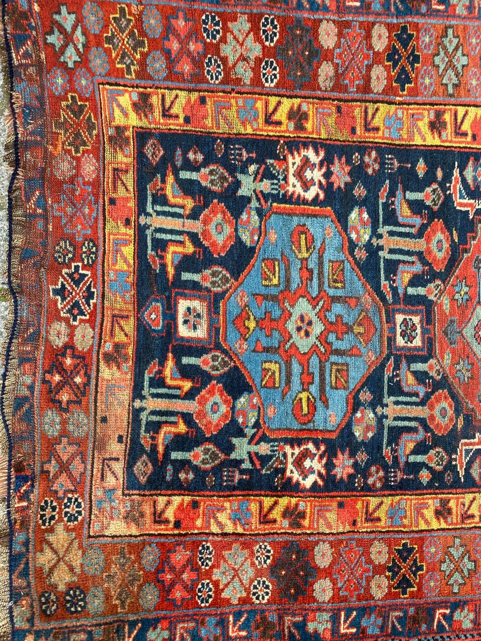 Très beau chemin de table tribal du 19ème siècle avec un beau design géométrique et de belles couleurs naturelles avec du bleu, du rouge, du bleu, du jaune et du vert, entièrement et finement noué à la main avec du velours de laine sur une base de