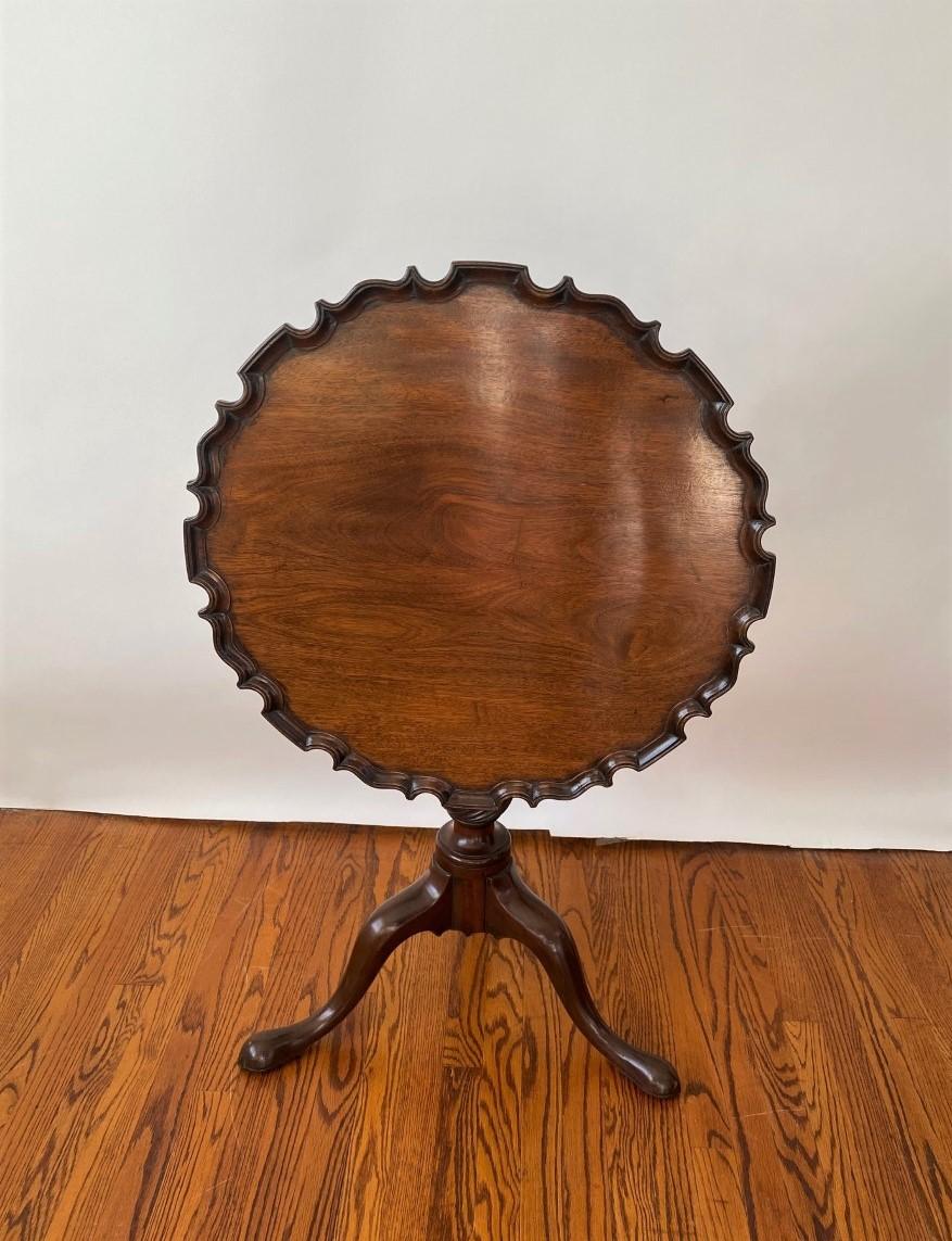 Wunderschöner antiker Mahagoni Piecrust Dreibein-Tisch mit Kachelplatte im Zustand „Gut“ im Angebot in North Salem, NY