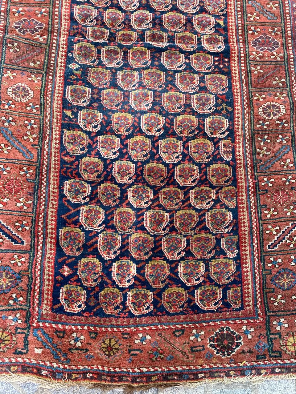 Très beau et très ancien tapis de course nord-ouest avec un beau design botteh et de belles couleurs naturelles, avec la couleur aubergine qui était utilisée dans ce type de tapis jusqu'au milieu du 19ème siècle, entièrement noué à la main avec du