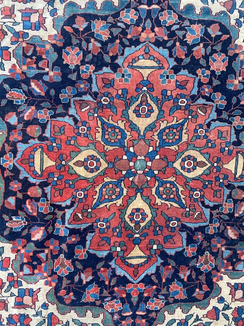 Extraordinary and rare antique, very fine and very pretty rug by Sarouk Ferahan, with pretty floral designs and pretty natural colors, entirely and very finely hand-knotted in wool velvet on cotton foundation.
