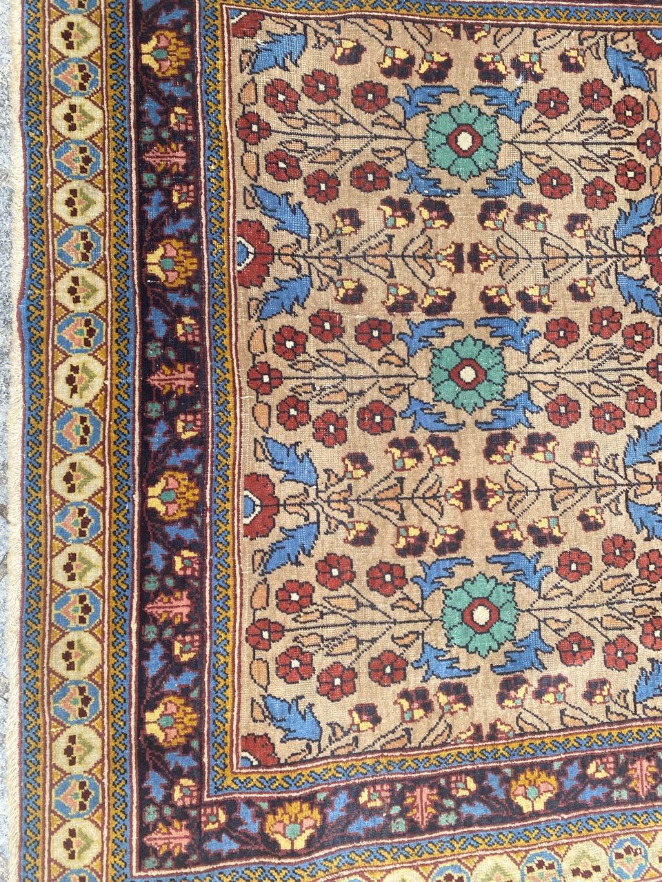 Sehr hübscher Sarouk-Teppich aus dem frühen 20. Jahrhundert mit schönem, stilisiertem Blumenmuster und schönen Farben mit gelber Feldfarbe, komplett handgeknüpft mit Wollsamt auf Baumwollgrund.

✨✨✨
