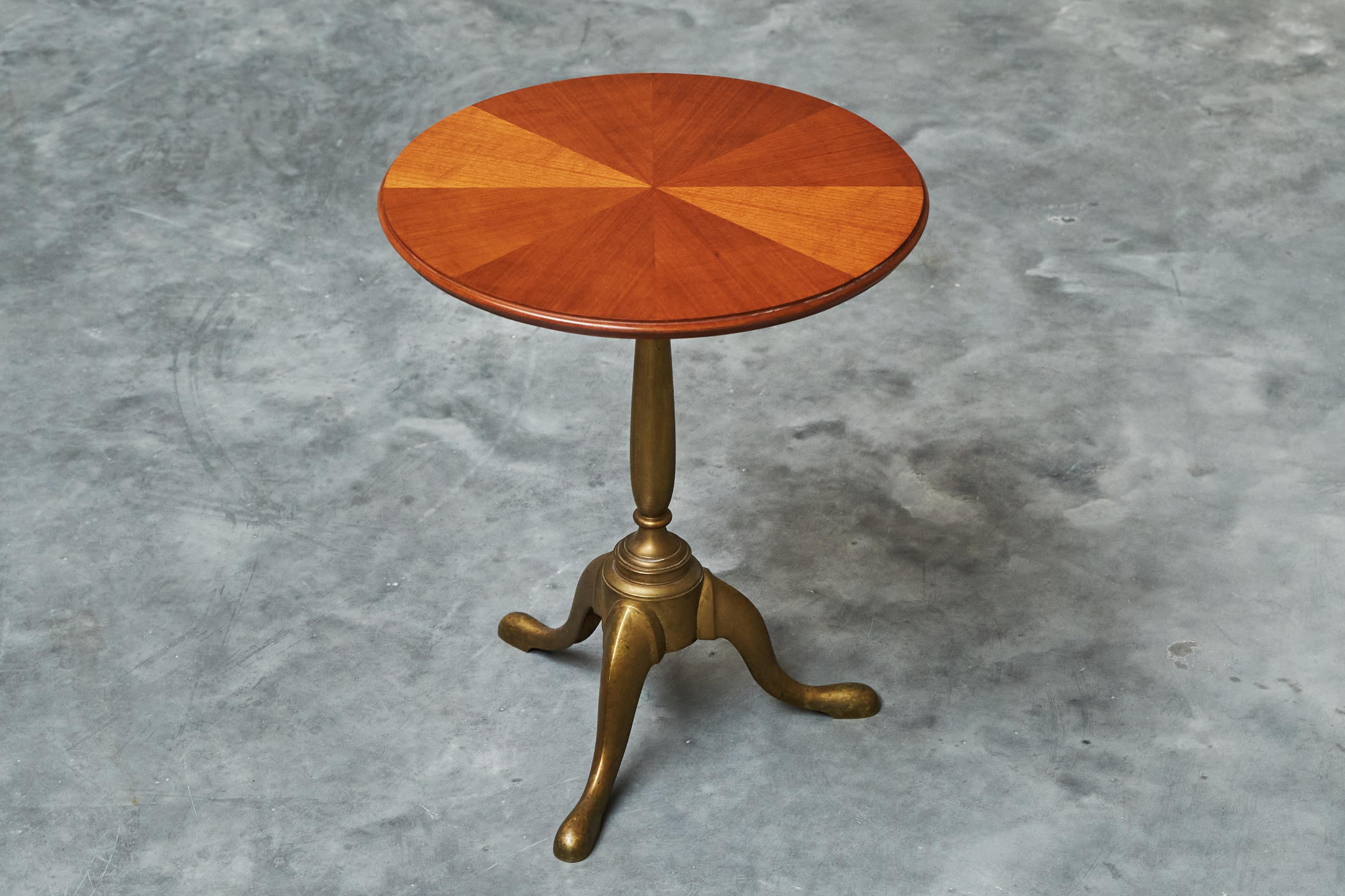 Meraviglioso tavolino antico in Wood Wood intarsiato e ottone, Europa, XIX secolo.

Si tratta di un tavolino antico molto attraente in legno intarsiato e impiallacciato e con un elegante piede in ottone pesante. Europa, metà del XIX