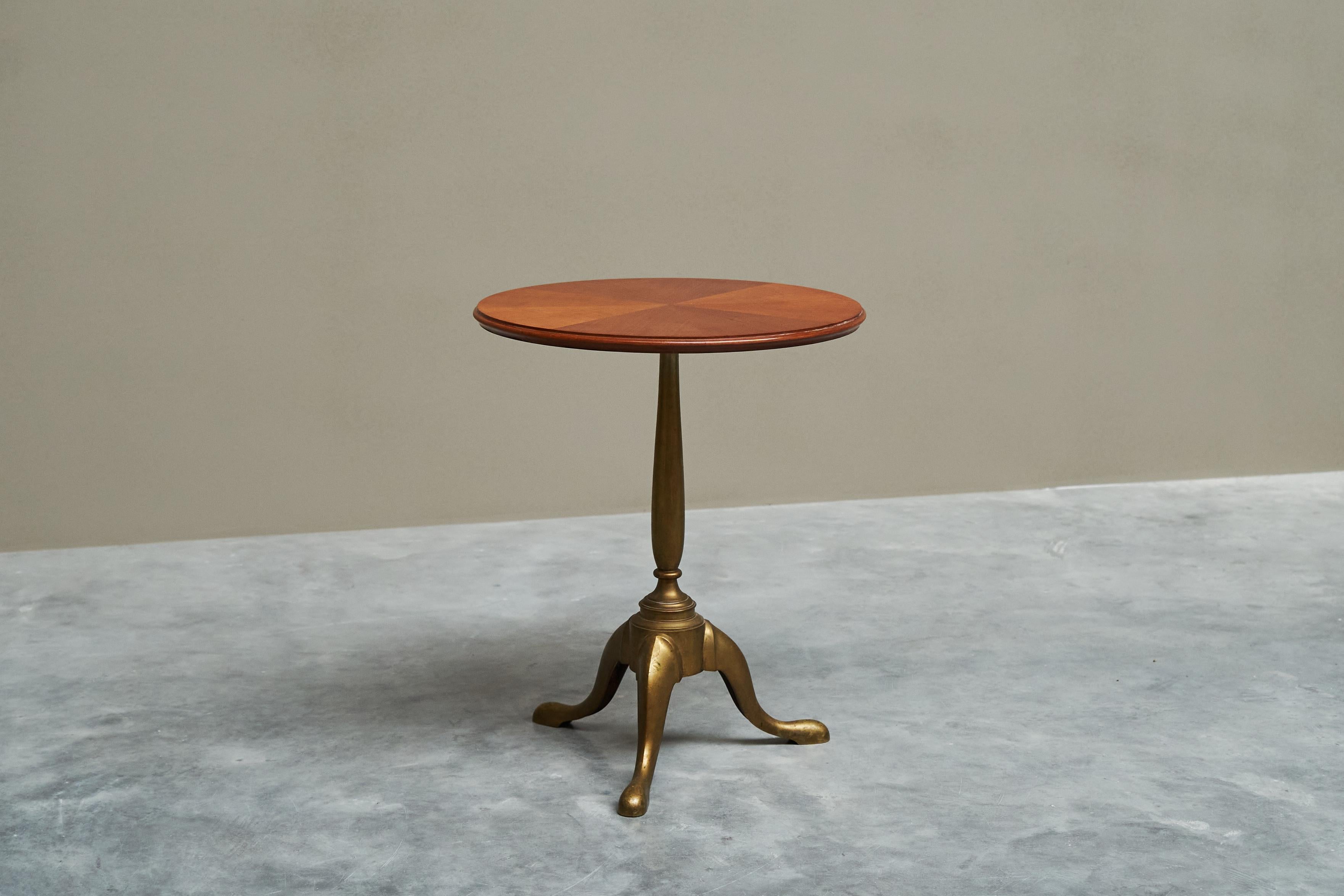 Belle Époque Meraviglioso tavolino antico in legno intarsiato e ottone del XIX secolo in vendita