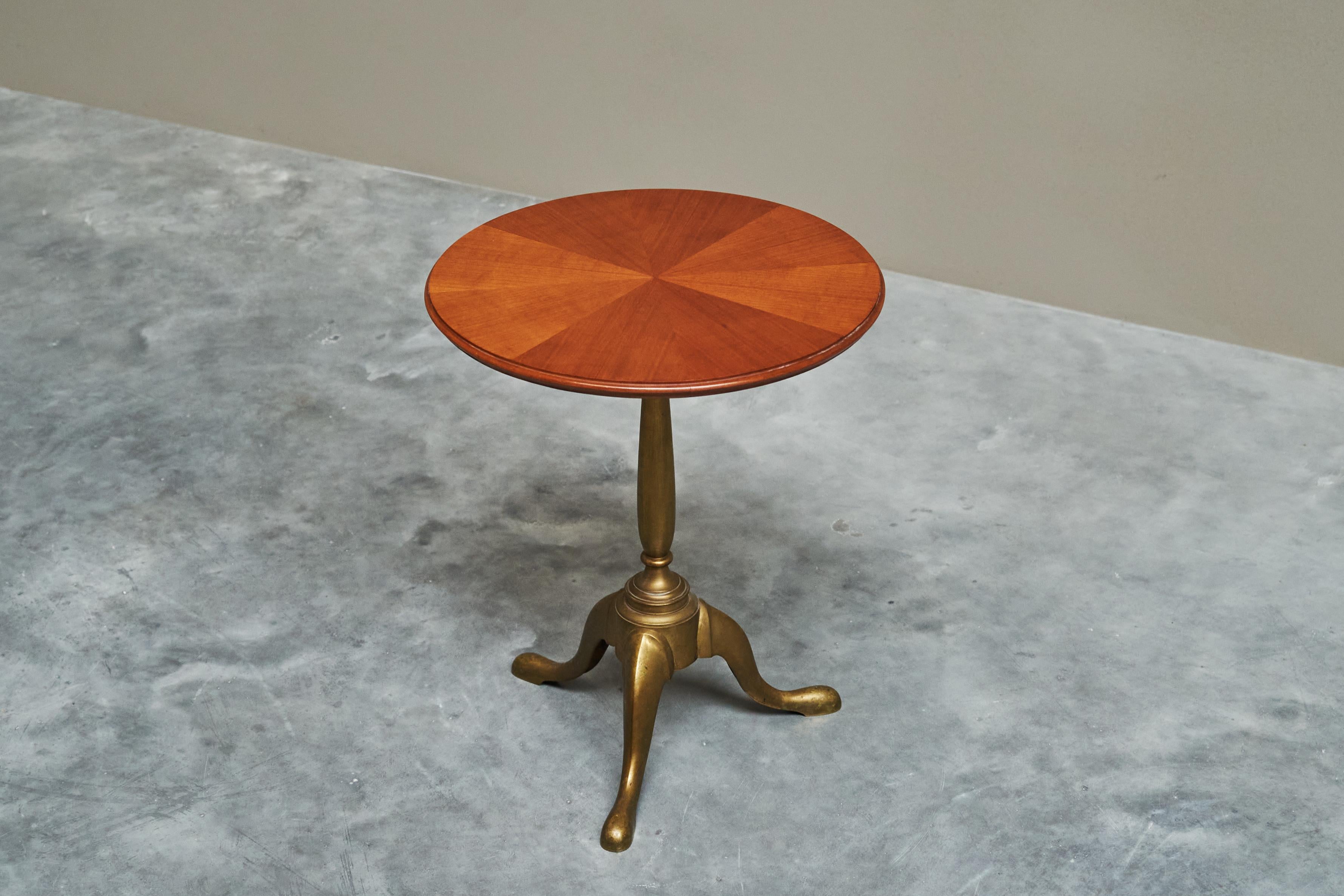 Ottone Meraviglioso tavolino antico in legno intarsiato e ottone del XIX secolo in vendita