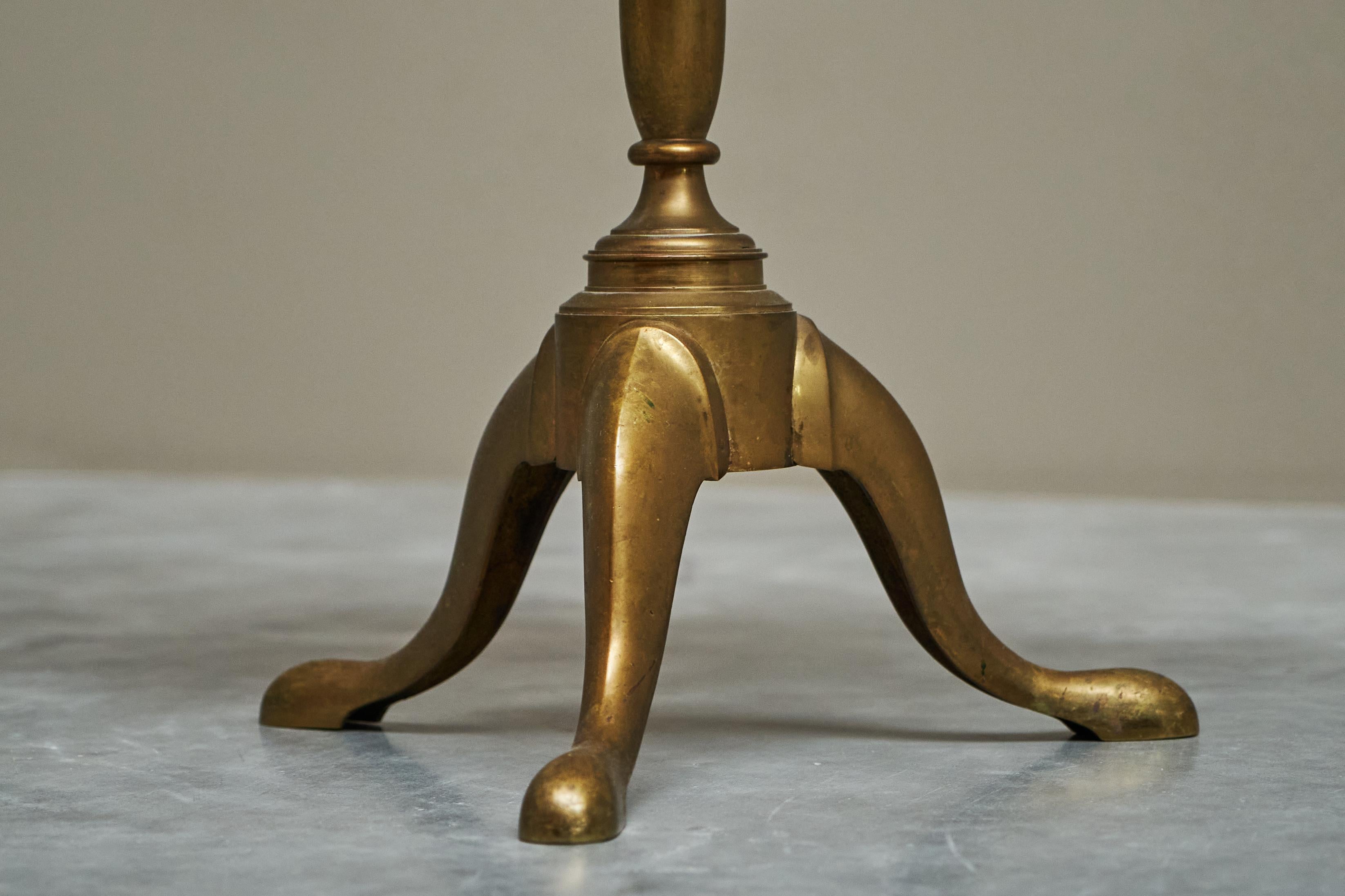 Meraviglioso tavolino antico in legno intarsiato e ottone del XIX secolo in vendita 1