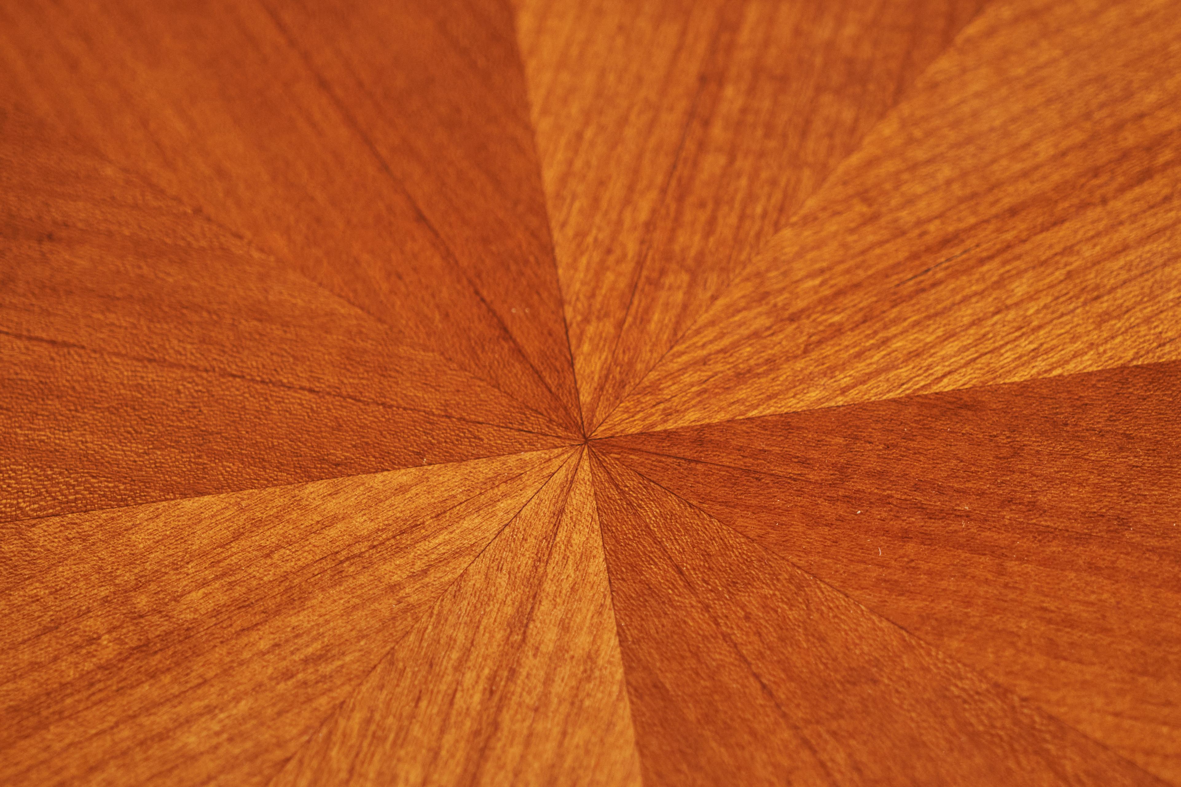 Meraviglioso tavolino antico in legno intarsiato e ottone del XIX secolo in vendita 2