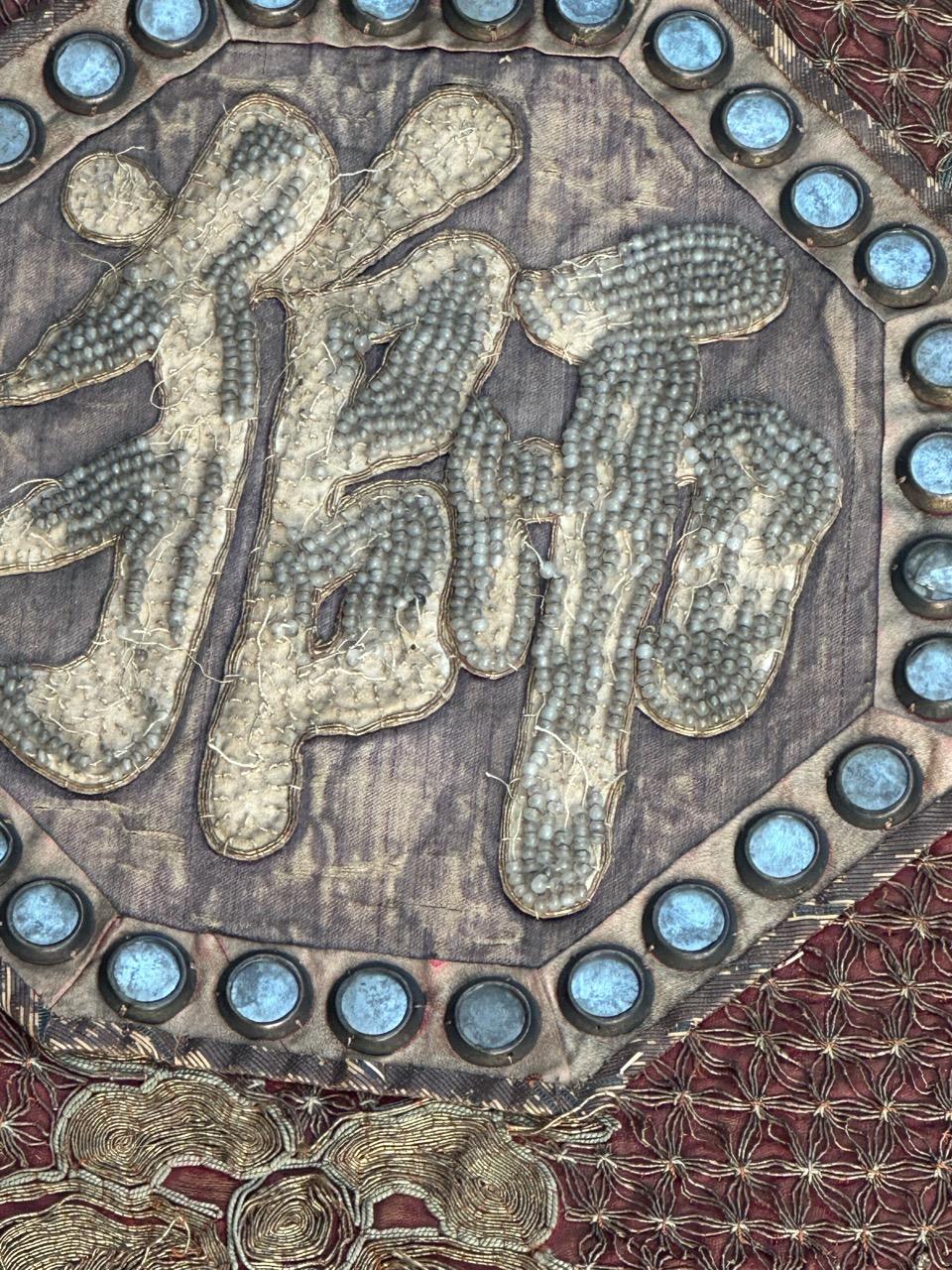 Maravilloso bordado chino antiguo de seda y metal dorado en venta 6