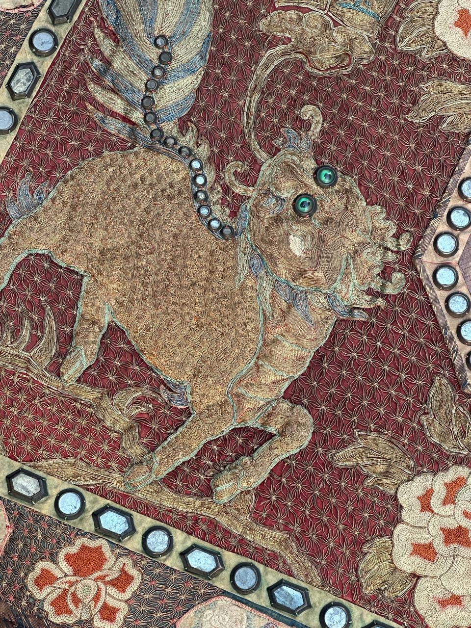 Maravilloso bordado chino antiguo de seda y metal dorado en venta 8