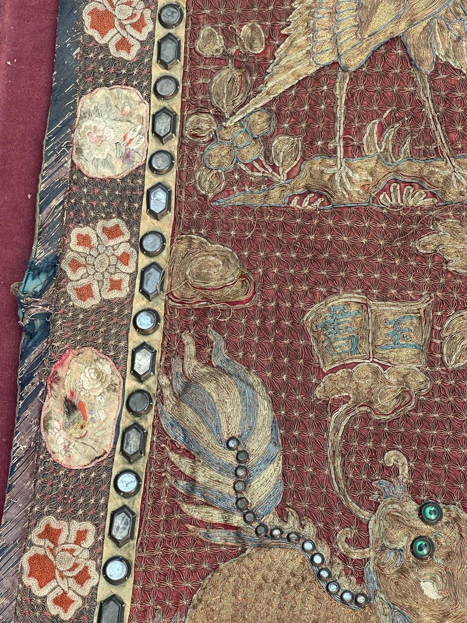 Maravilloso bordado chino antiguo de seda y metal dorado en venta 9