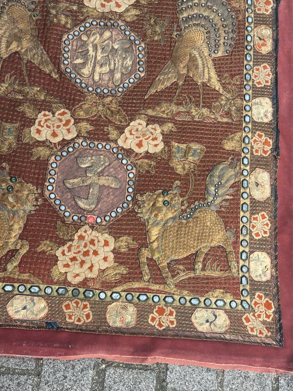 Maravilloso bordado chino antiguo de seda y metal dorado Chinoiserie en venta