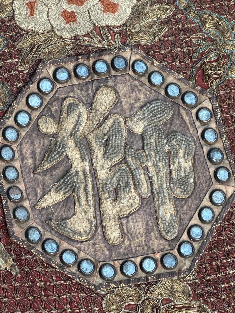 Maravilloso bordado chino antiguo de seda y metal dorado siglo XIX en venta