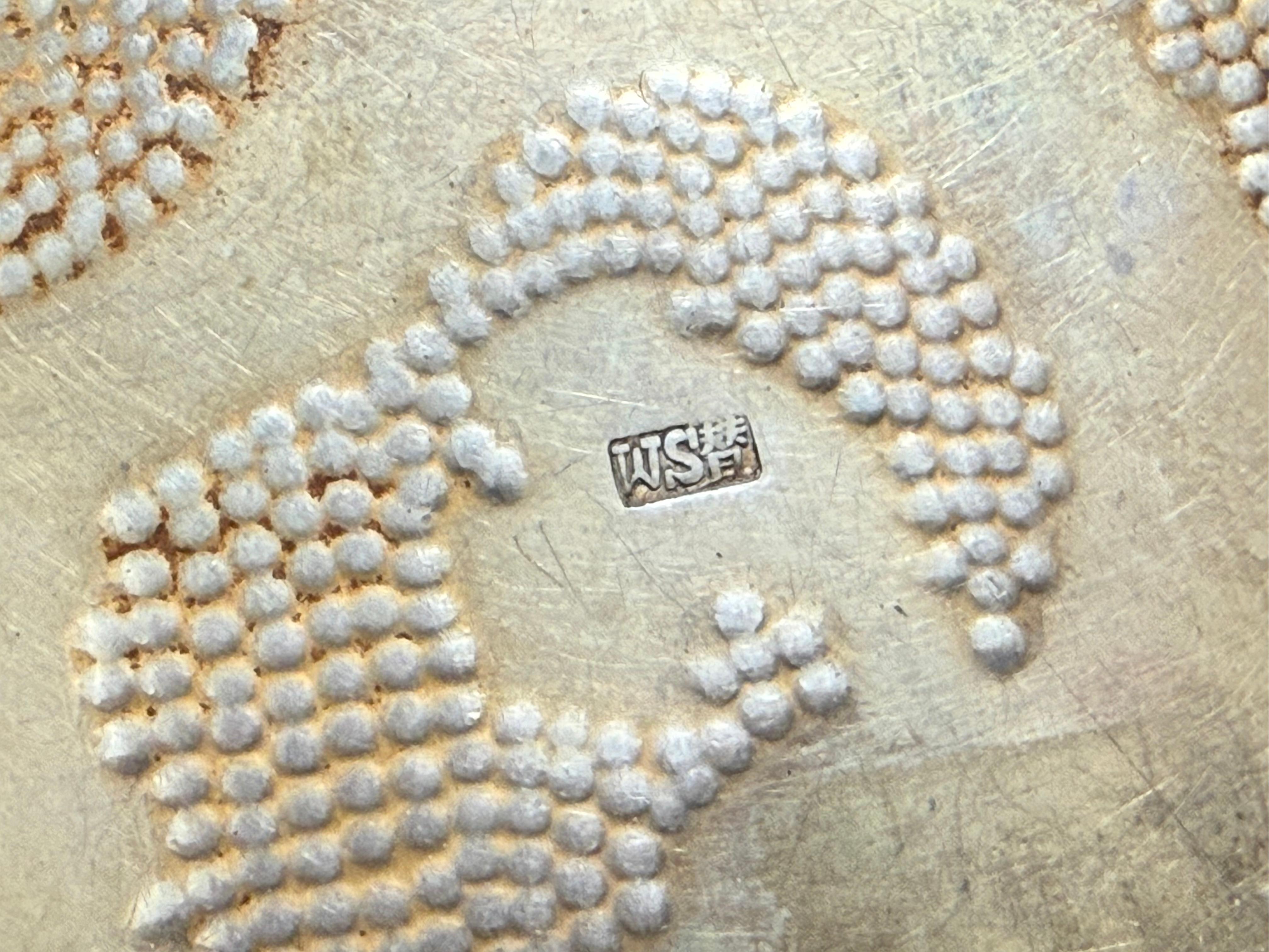 otra pieza de mi colección personal. maravillosa pitillera hecha a mano en china. hecha por un artista desconocido y vendida por la empresa woshing / shanghai. el sello data la fabricación de la pitillera entre 1870 y 1910. los signos chinos junto a