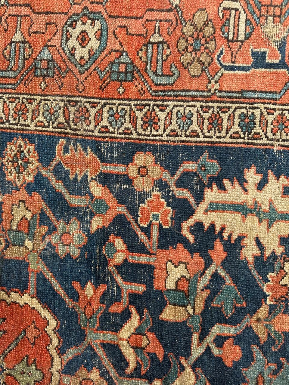 Wunderschöner antiker quadratischer Heriz-Teppich (Wolle) im Angebot