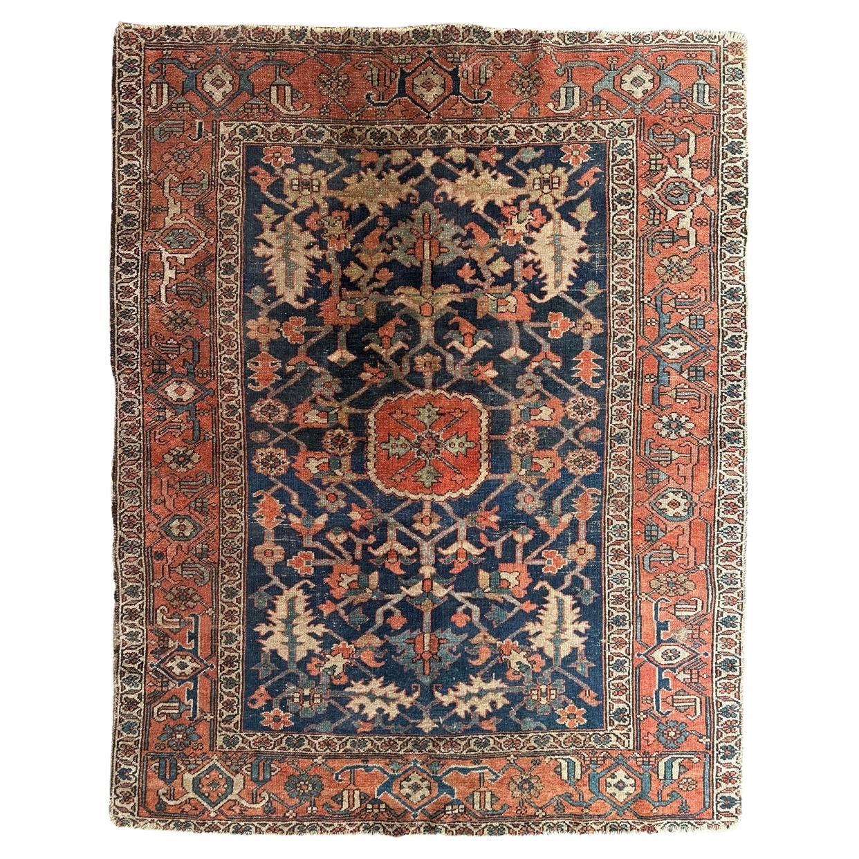Merveilleux tapis carré antique de Heriz