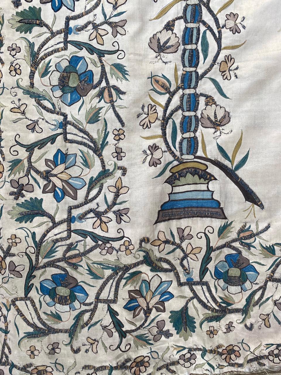 Schöne und sammelwürdige Ottomanenstickerei aus der Mitte des 19. Jahrhunderts mit schönem Blumenmuster und schönen natürlichen Farben, komplett handgestickt mit Seide und Metall auf Seidengrund.

✨✨✨
