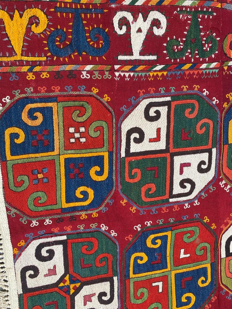 Maravilloso panel antiguo uzbeko tejido y bordado de Bobyrug Kazajo en venta
