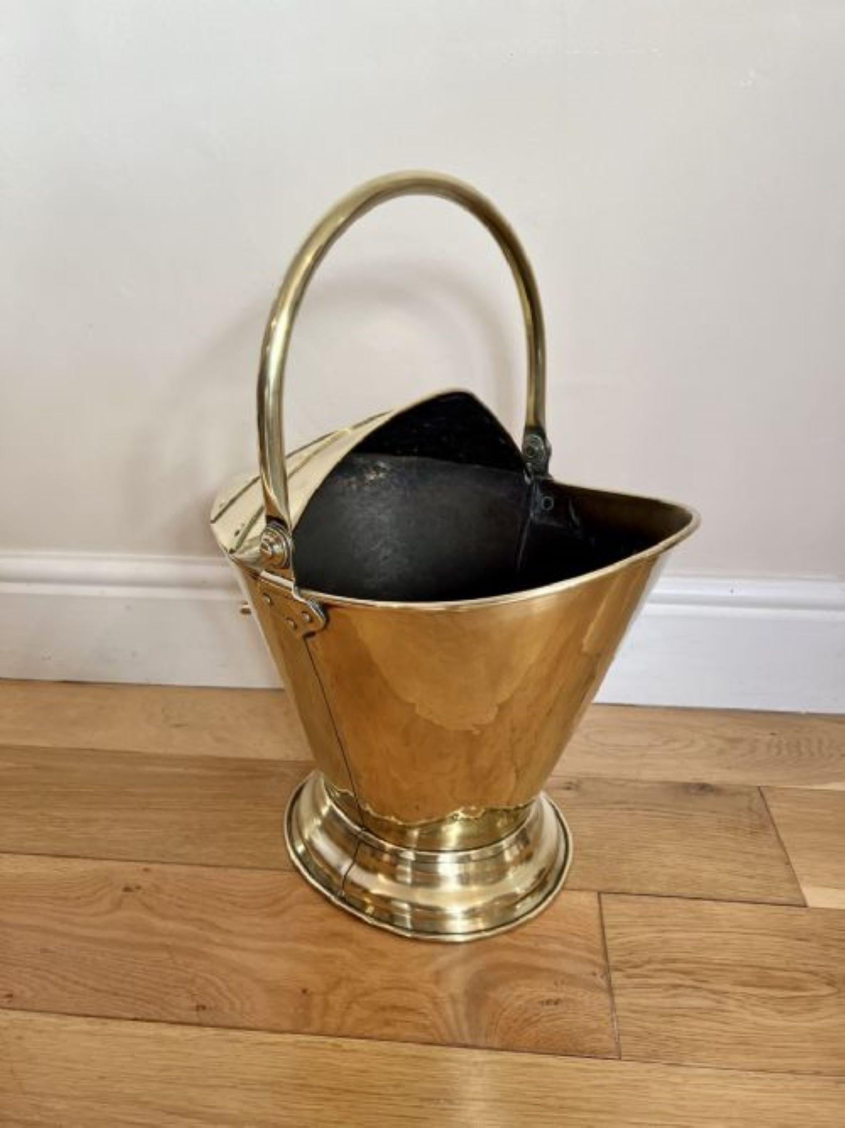 Wonderful antique Victorian brass coal scuttle  In Good Condition For Sale In Ipswich, GB
