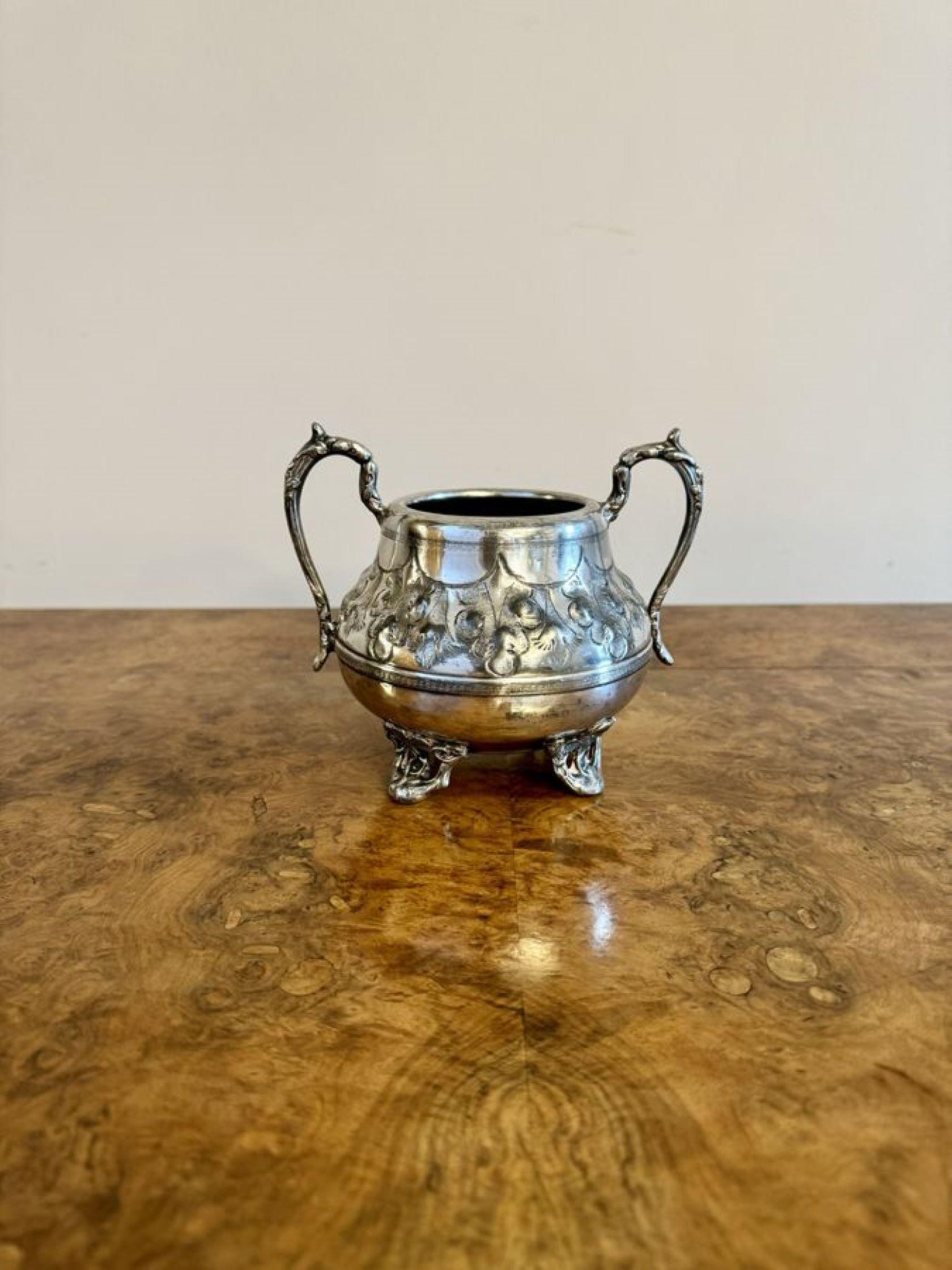 Wunderschönes antikes viktorianisches vierteiliges Teeset, bestehend aus einer Teekanne, einer Heißwasserkanne, einem Milchkännchen und einer Zuckerdose mit fabelhaften Details und den originalen Endstücken.

D. 1880
