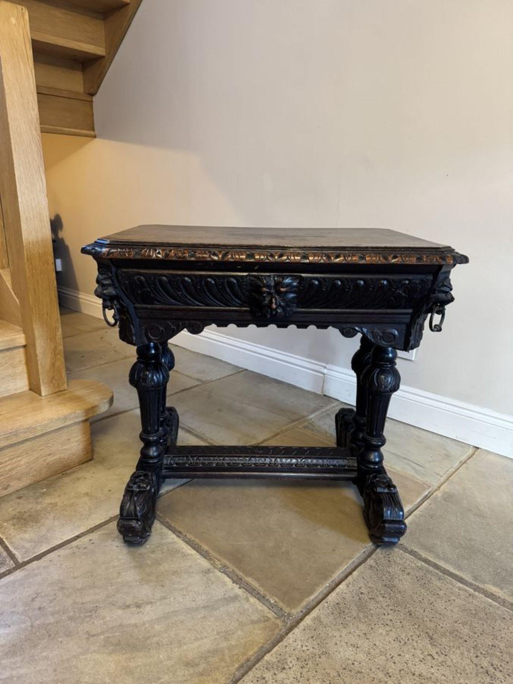 Maravillosa mesa de centro antigua victoriana de roble tallado de calidad, con tablero de roble de calidad con borde moldurado, sobre un largo cajón de friso de roble tallado, con cabezas de león de roble tallado de calidad y respaldo tallado