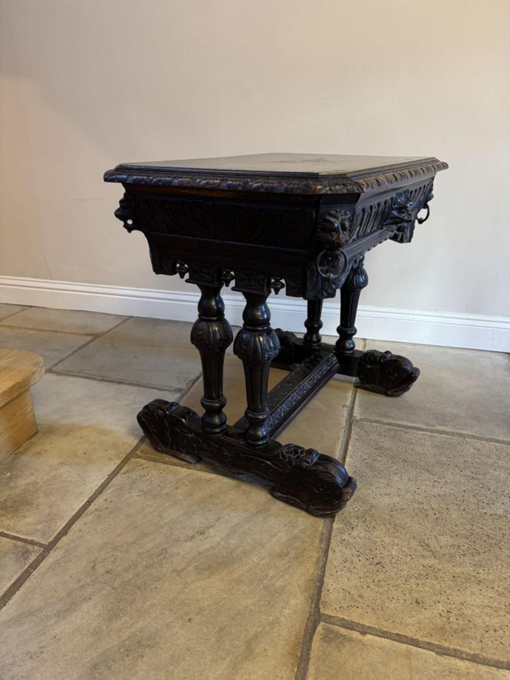 Maravillosa mesa de centro independiente de roble tallado de calidad victoriana antigua en venta 1
