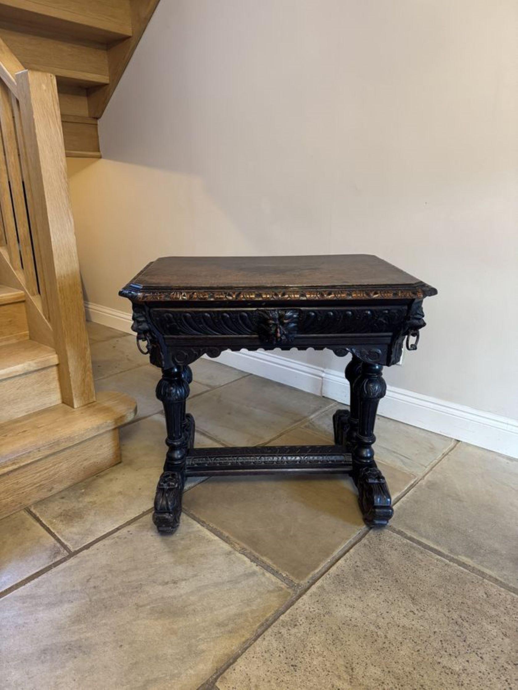 Maravillosa mesa de centro independiente de roble tallado de calidad victoriana antigua en venta 2