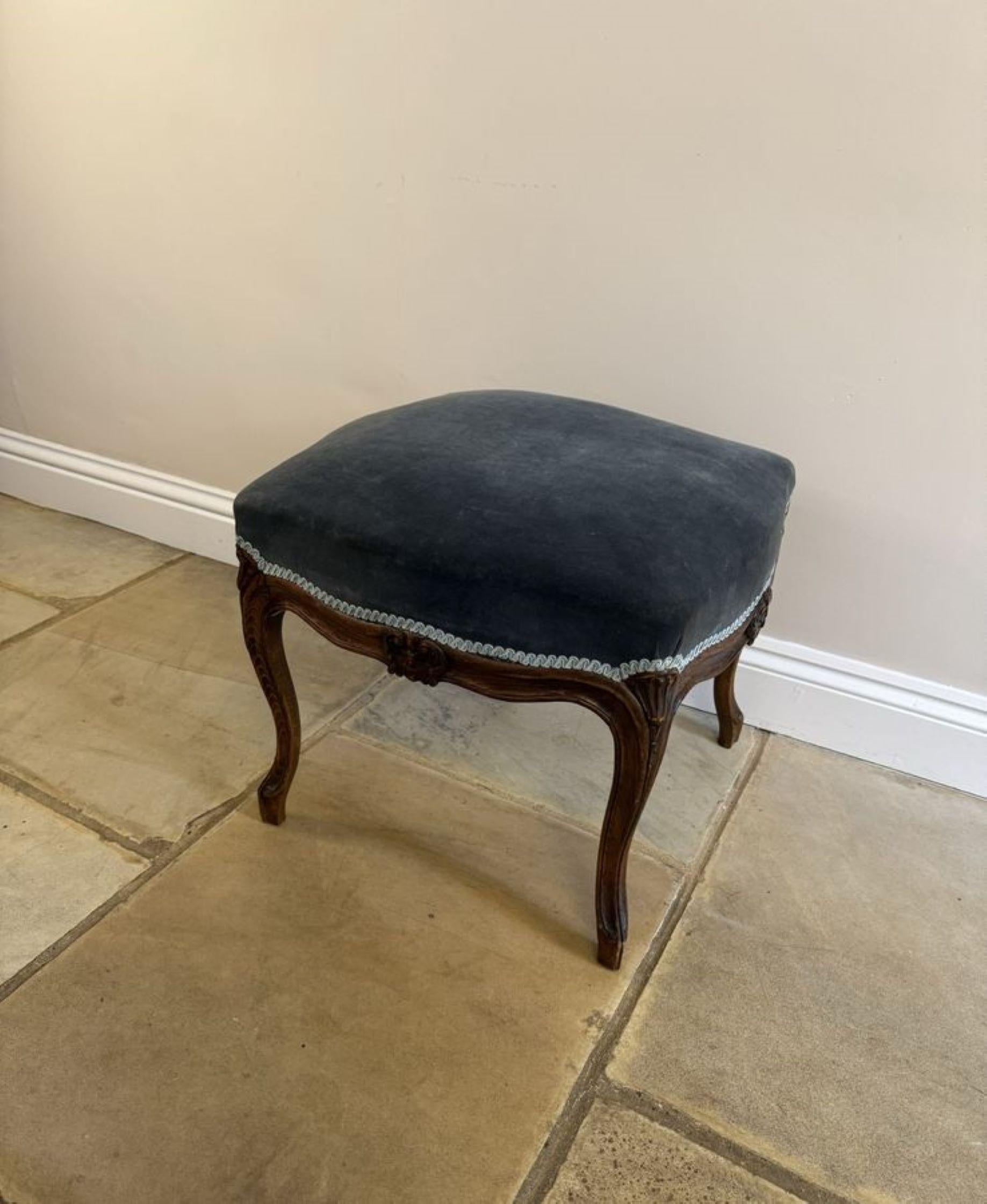 Merveilleux tabouret autoportant en noyer sculpté de qualité victorienne, présentant une frise en forme de noyer sculpté de qualité, reposant sur quatre pieds cabriole en noyer sculpté avec des pieds en volute. 

D. 1880 
