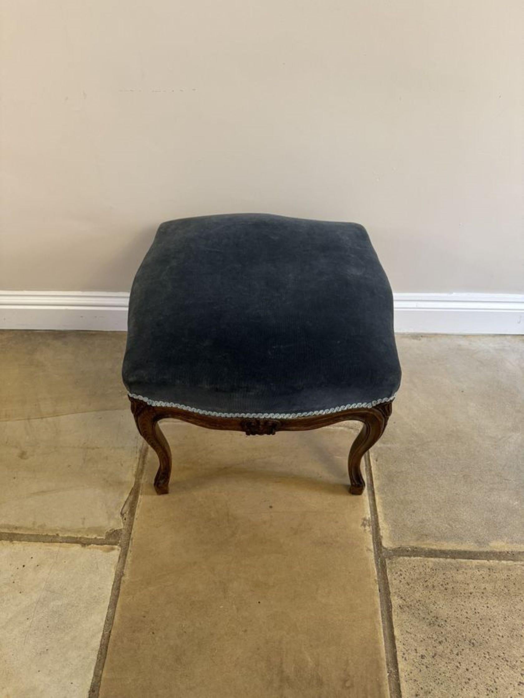 Début de l'époque victorienne Merveilleux tabouret ancien en noyer sculpté de qualité victorienne en vente