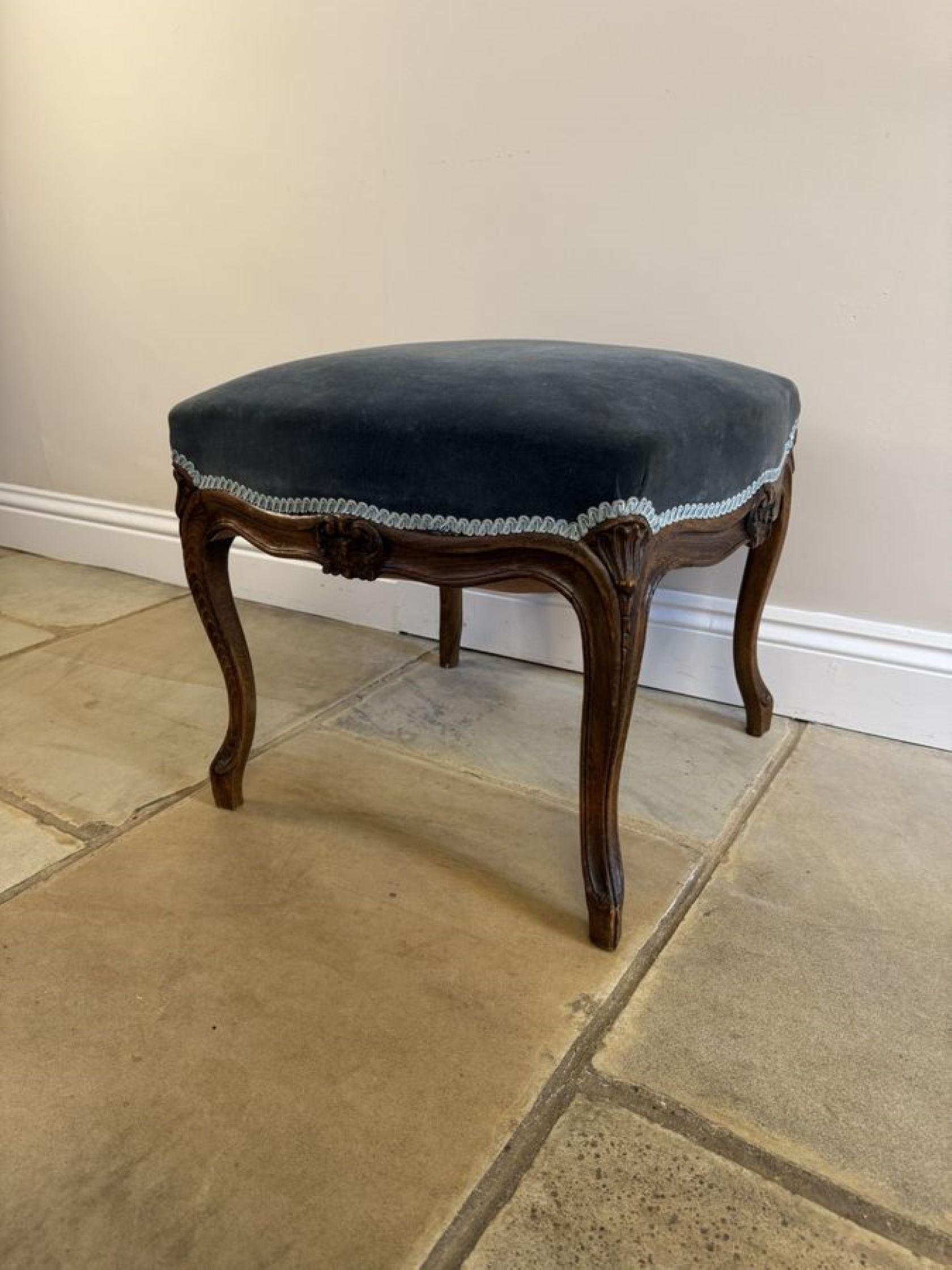 Merveilleux tabouret ancien en noyer sculpté de qualité victorienne Bon état - En vente à Ipswich, GB