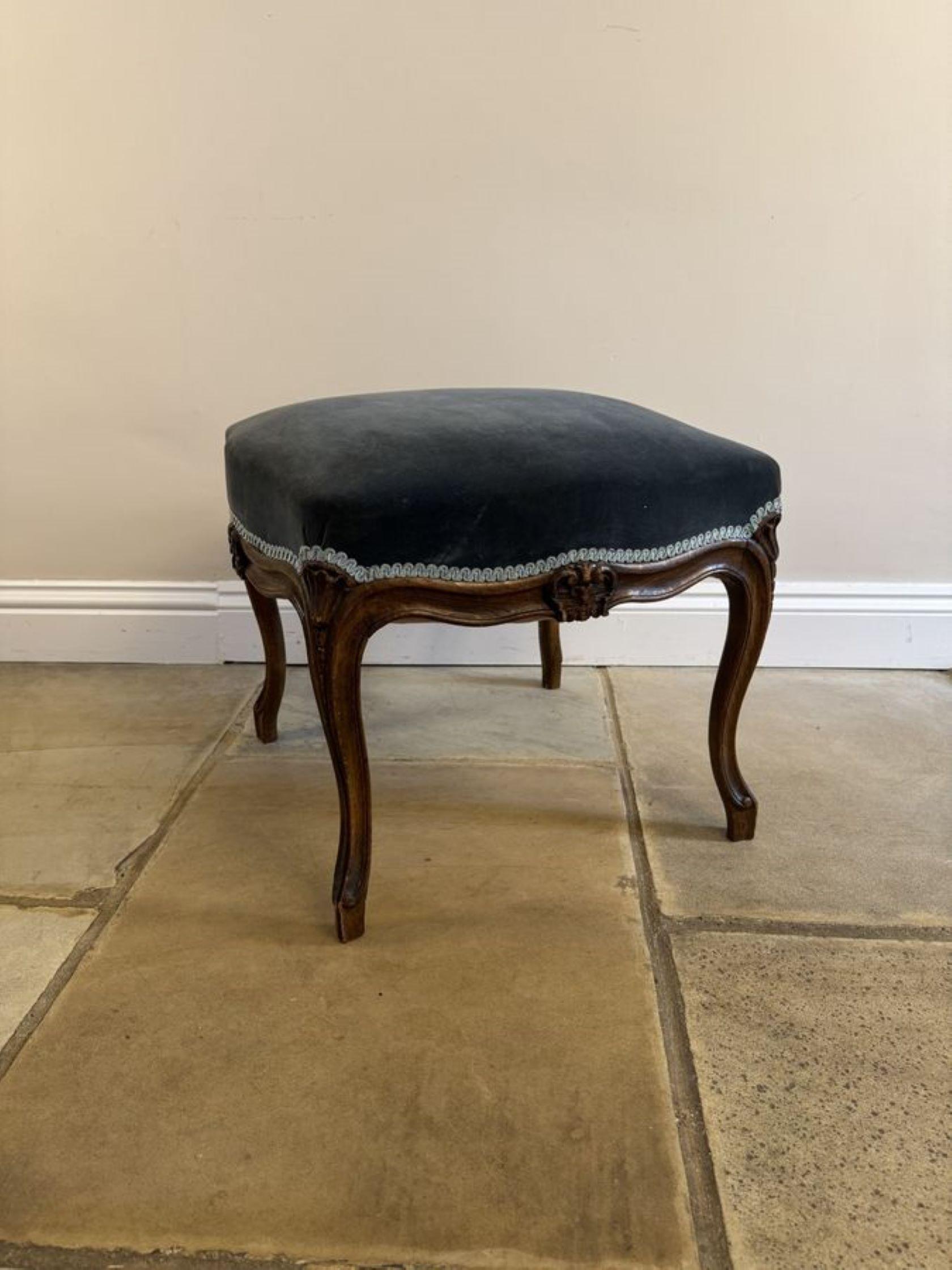 XIXe siècle Merveilleux tabouret ancien en noyer sculpté de qualité victorienne en vente