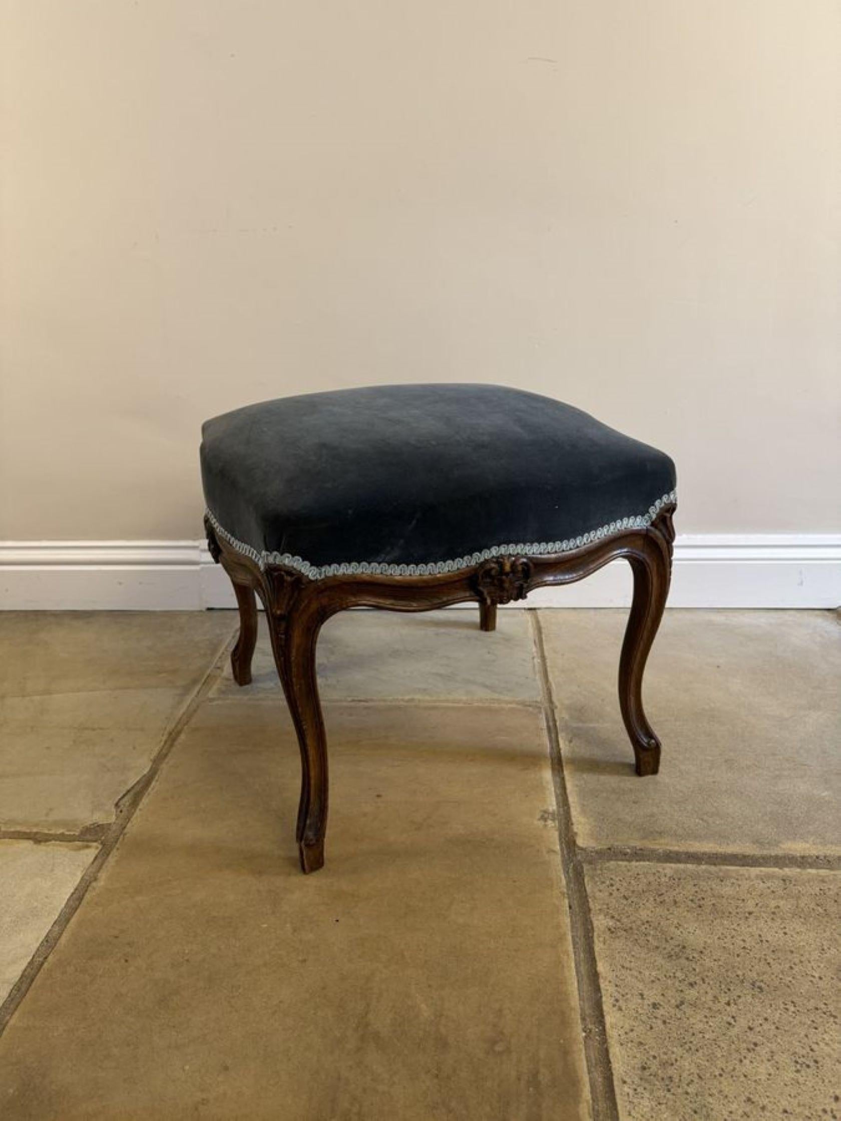 Noyer Merveilleux tabouret ancien en noyer sculpté de qualité victorienne en vente