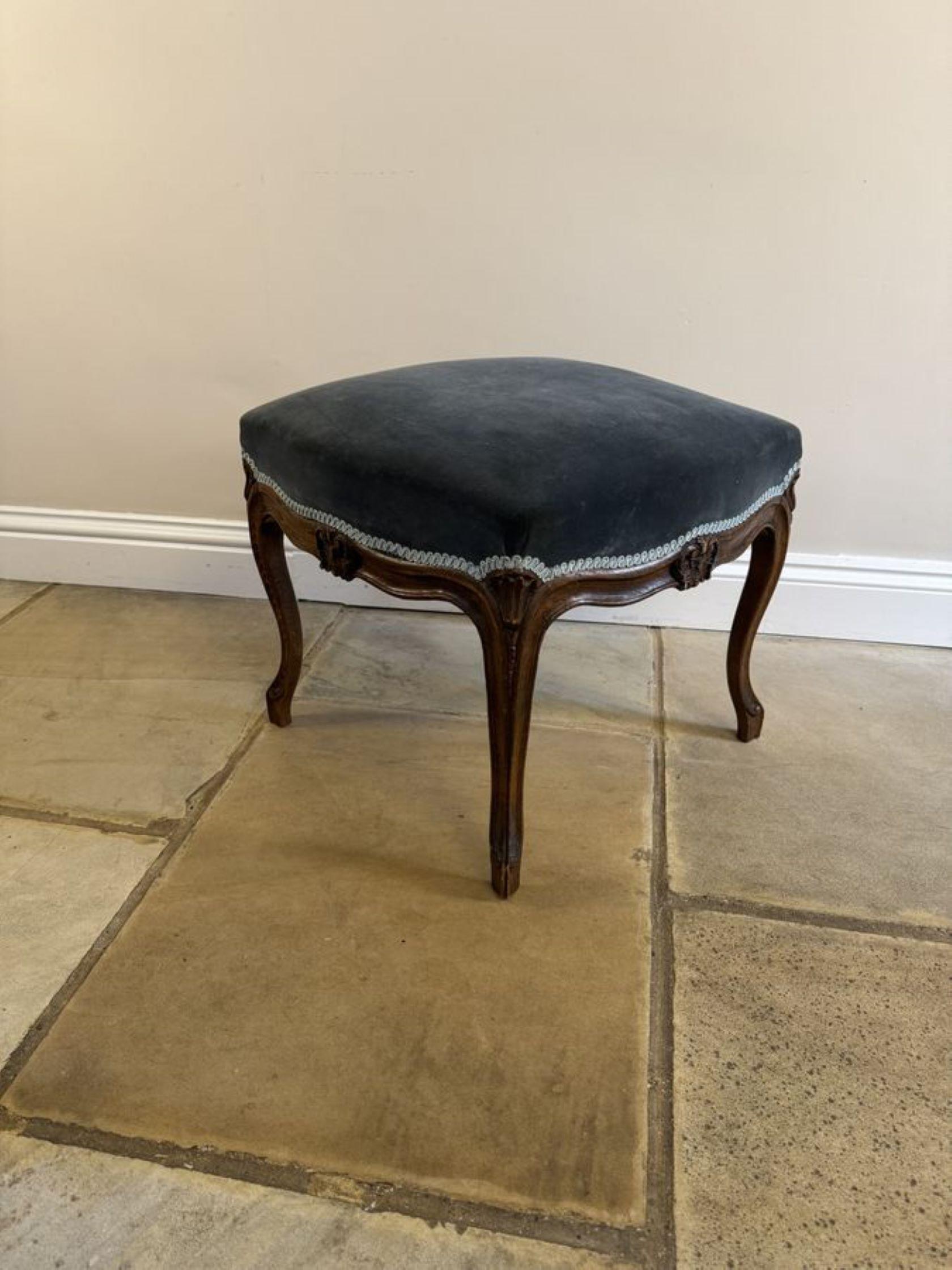 Merveilleux tabouret ancien en noyer sculpté de qualité victorienne en vente 1