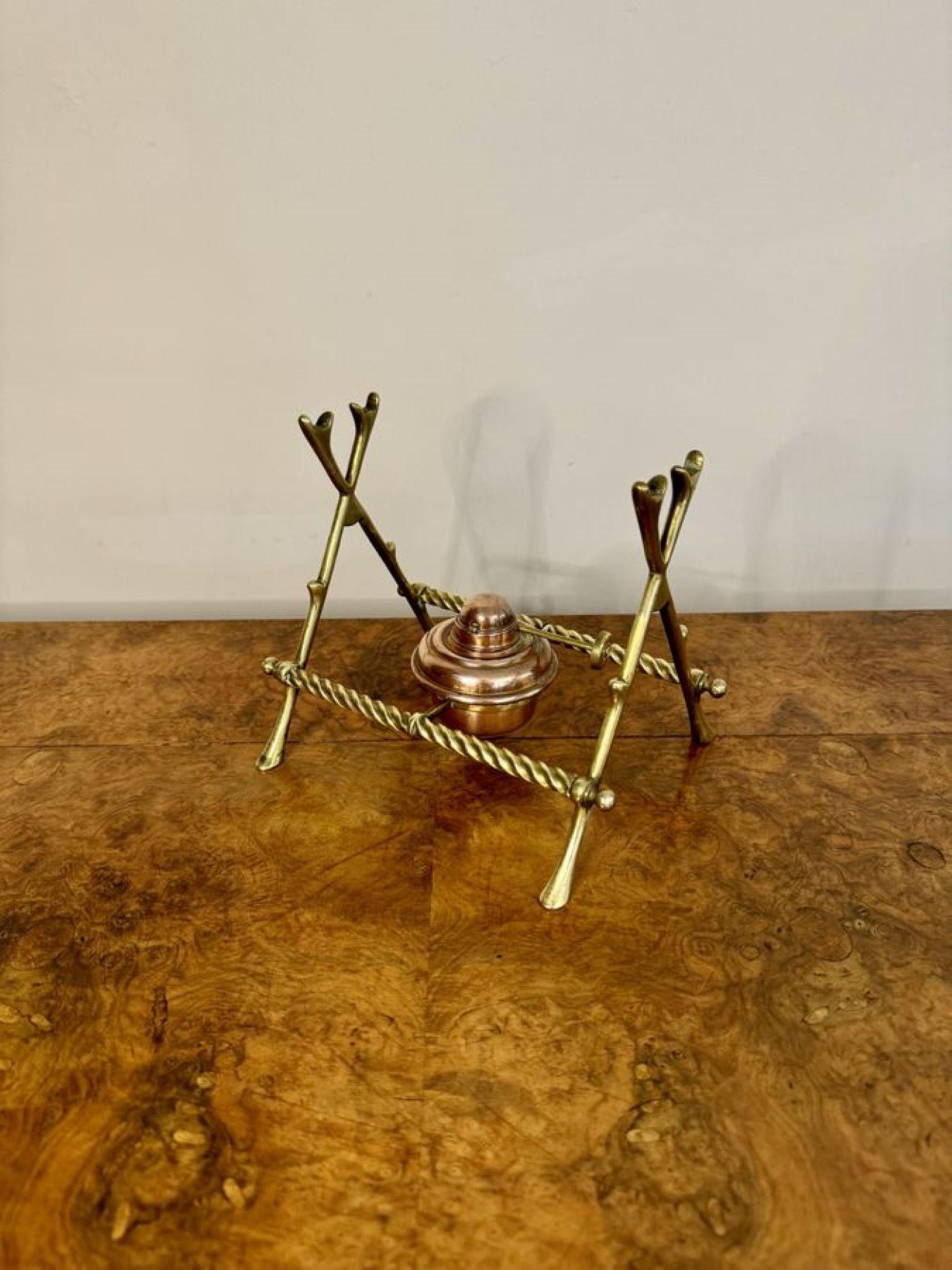 Maravillosa tetera antigua de cobre y latón de calidad victoriana y soporte, con una tetera de cobre ornamentada de calidad con detalles de hojas, un asa de latón perfilada en la parte superior, sobre el soporte original de latón torcido con cuerda