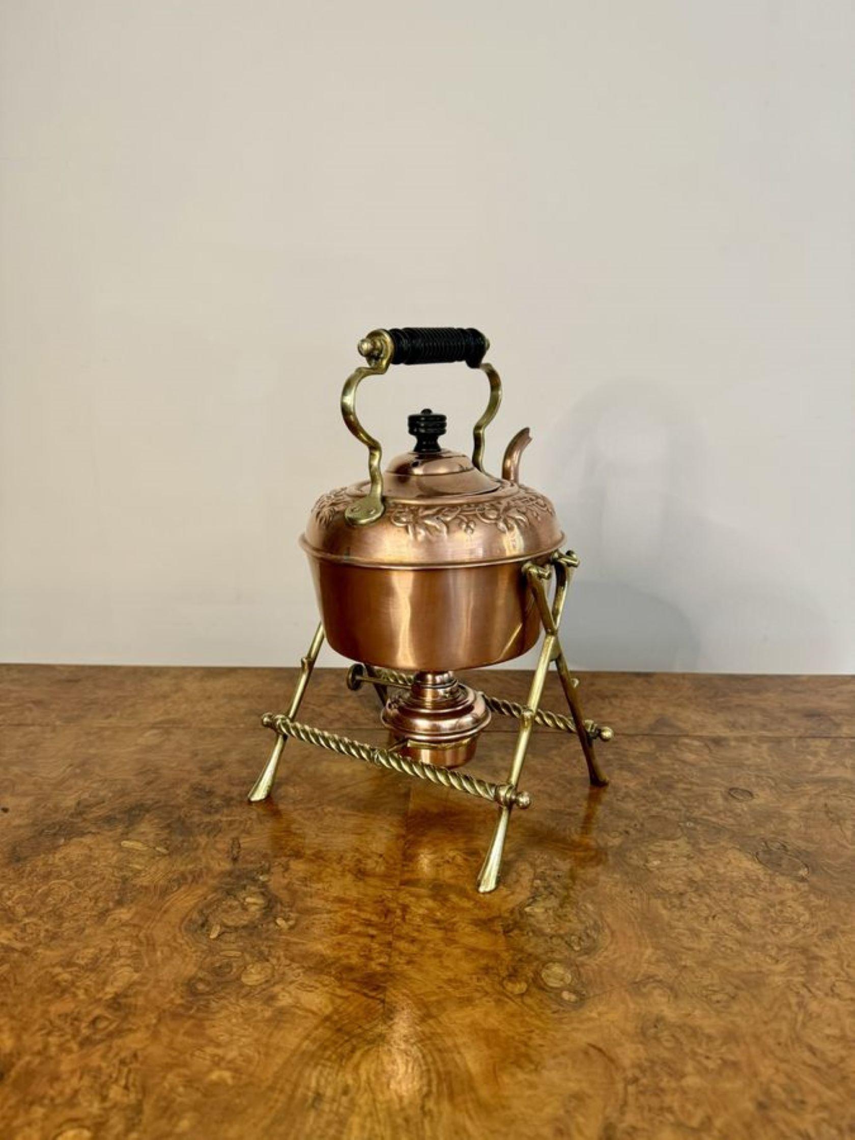 Maravilloso hervidor de alcohol antiguo de cobre y latón de calidad victoriana y soporte siglo XIX en venta