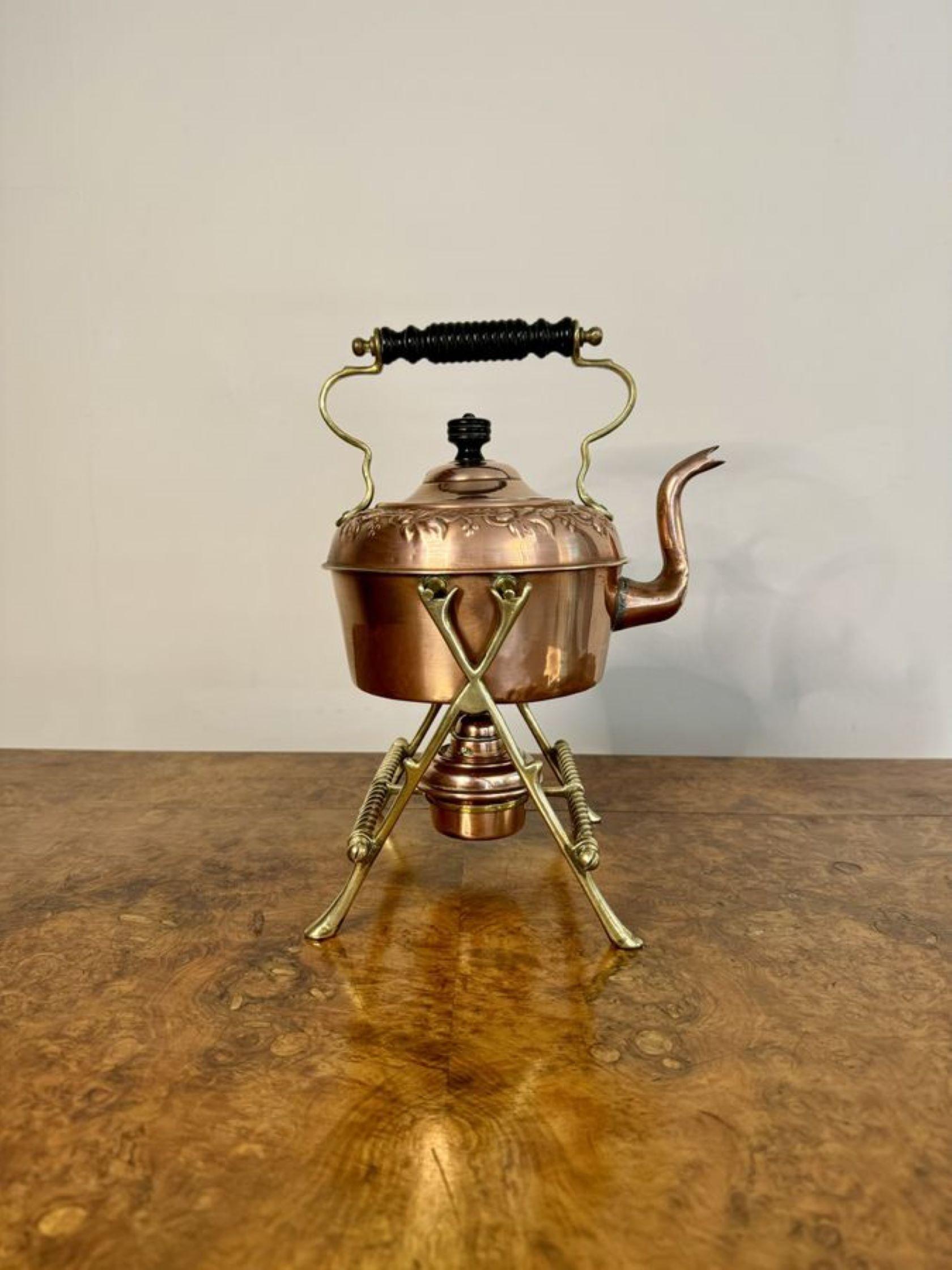 Maravilloso hervidor de alcohol antiguo de cobre y latón de calidad victoriana y soporte en venta 1