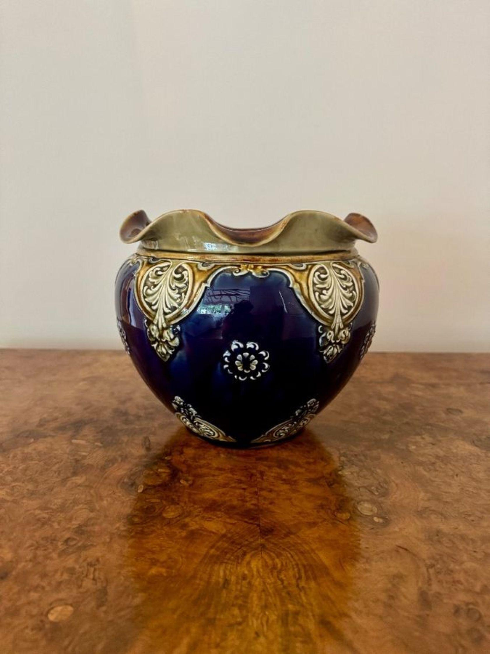 Wunderschöne antike Doulton Lambeth Jardiniere in viktorianischer Qualität mit einem wellenförmigen Deckel, der mit Blumen auf blauem Grund in schönen blauen, grünen und braunen Farben verziert ist. 
Wie abgebildet auf den Sockel gestempelt.

D.