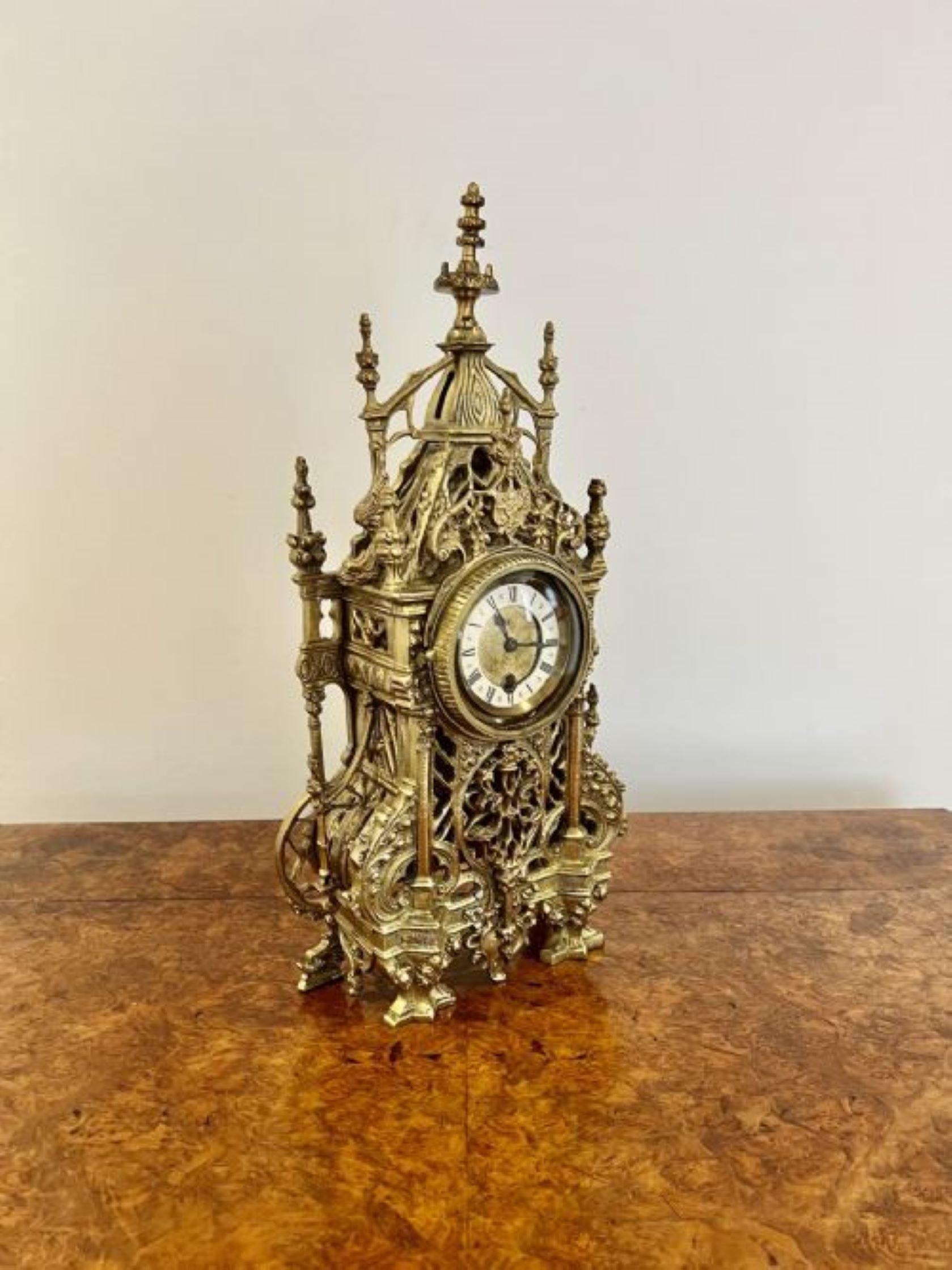 Wunderbare antike viktorianische Qualität verziert Messing Mantel Uhr  im Zustand „Gut“ im Angebot in Ipswich, GB