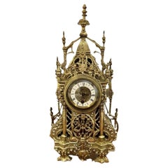 Merveilleuse horloge de manteau en laiton orné de qualité victorienne. 