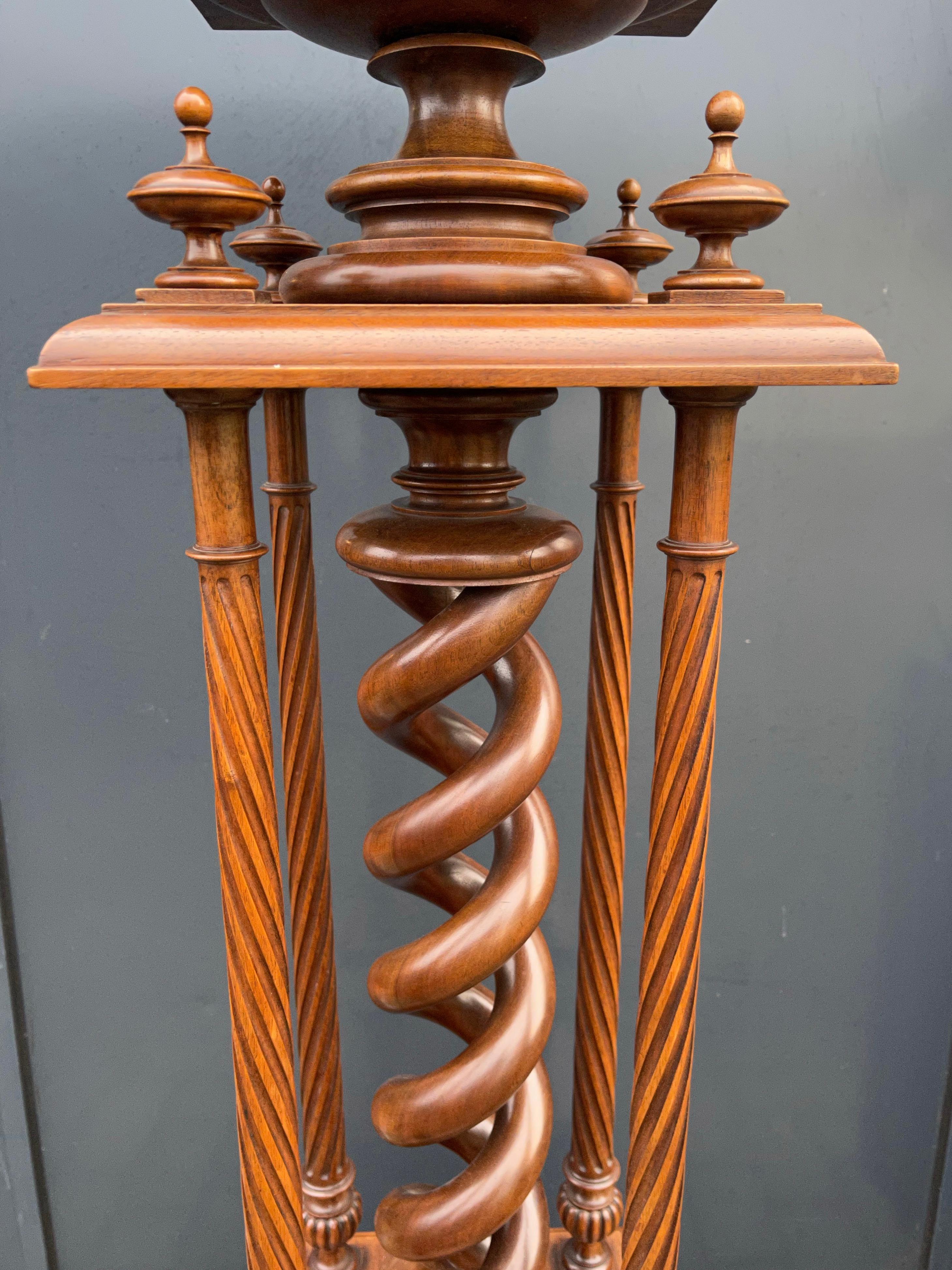 Wonderful Antique Victorian Nutwood Sculpture Stand / Pedestal, Mint Condition In Excellent Condition In Lisse, NL