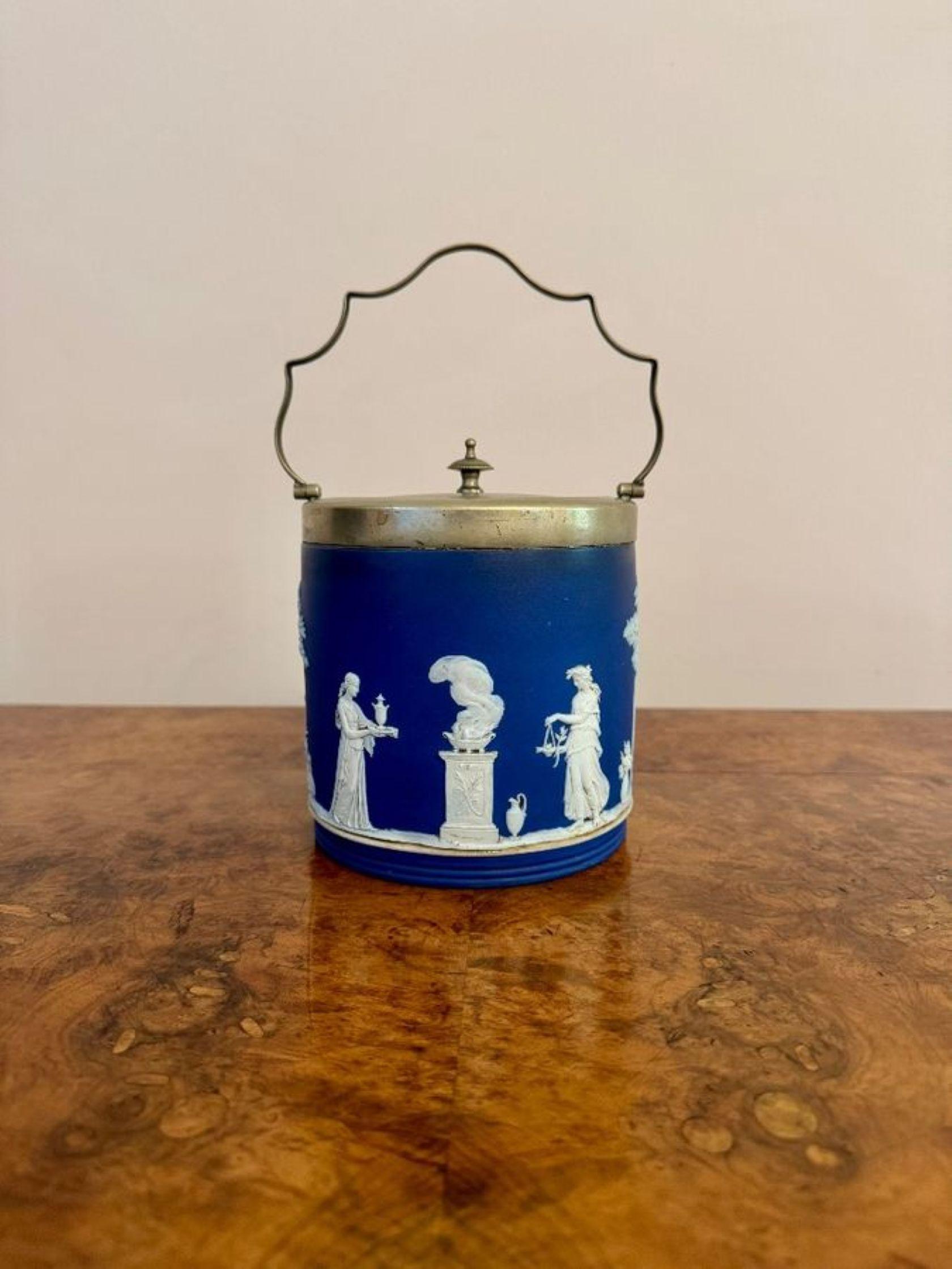 Wunderschönes antikes Wedgwood Jasper Ware Biskuitfass, dekoriert mit klassischen Szenen in weißer Kamee und blauem Hintergrund mit einem versilberten, geformten Schwenkgriff an der Oberseite und einem abnehmbaren Deckel.

D. 1880
