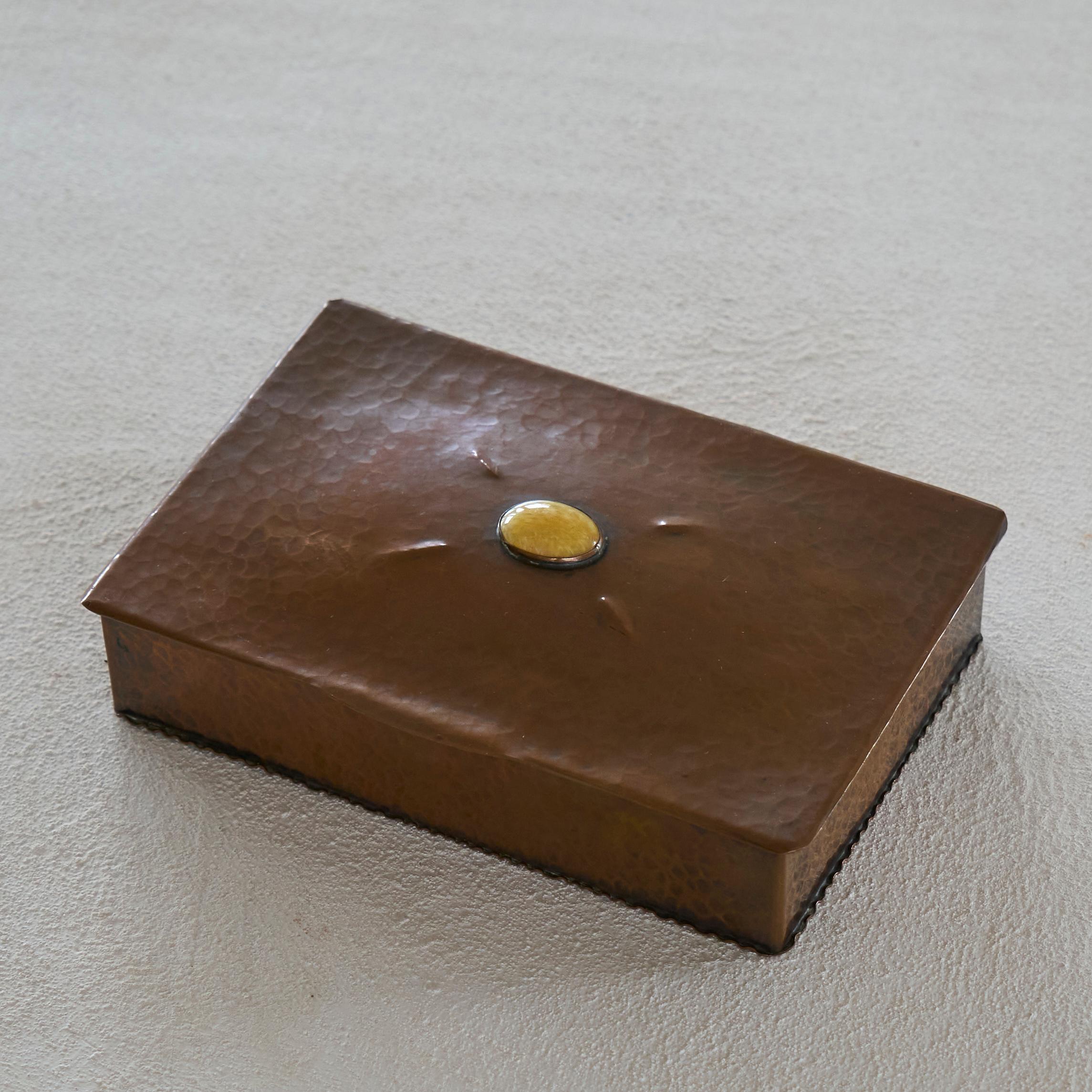 Wonderful Art Deco Box in Hand Hammered Copper and Yellow Jade, Europe, 1930s.

This is a truly astonishingly beautiful decorative box in hand hammered copper and yellow jade. A great art deco design - presumably Dutch. 

Wonderful execution with