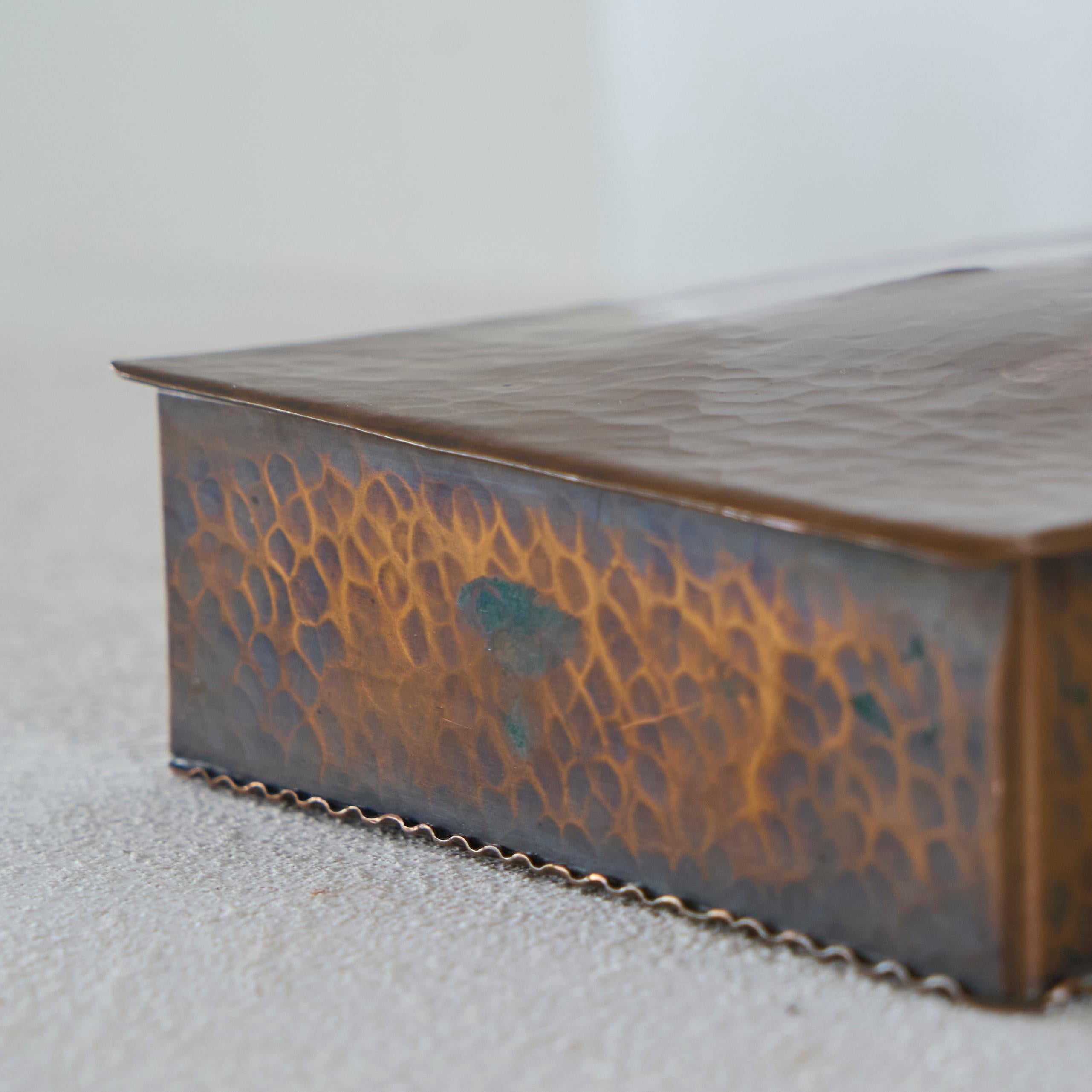 European Wonderful Art Deco Box in Hand Hammered Copper and Yellow Jade 1930s For Sale
