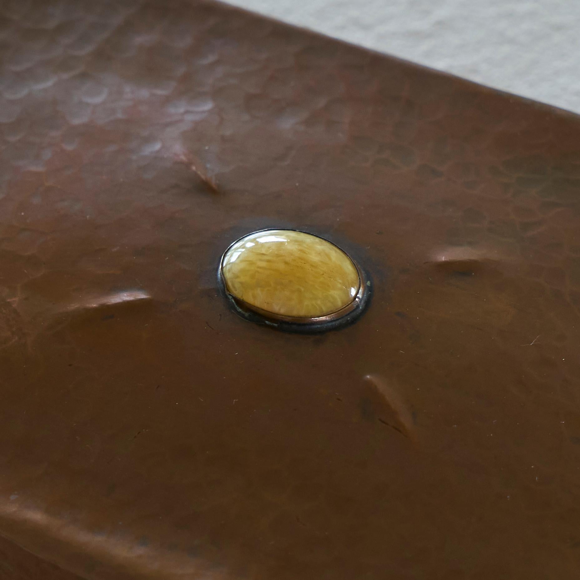 Hand-Crafted Wonderful Art Deco Box in Hand Hammered Copper and Yellow Jade 1930s For Sale