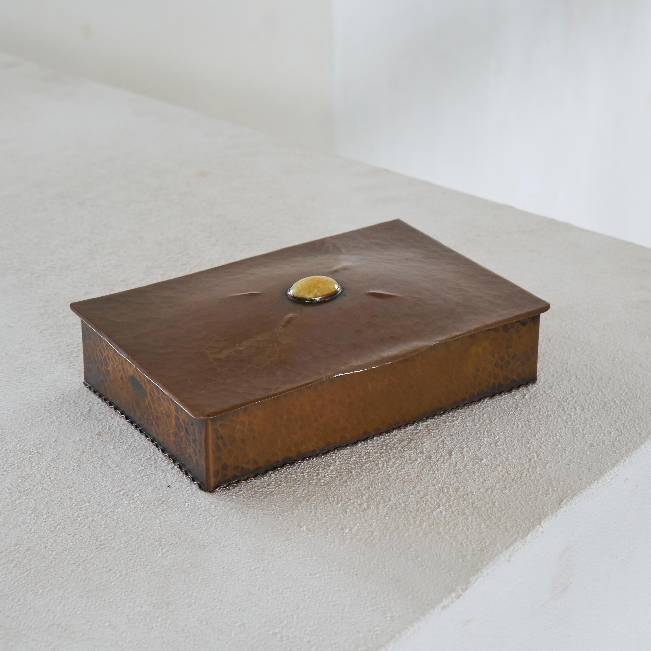 Wonderful Art Deco Box in Hand Hammered Copper and Yellow Jade 1930s In Good Condition For Sale In Tilburg, NL