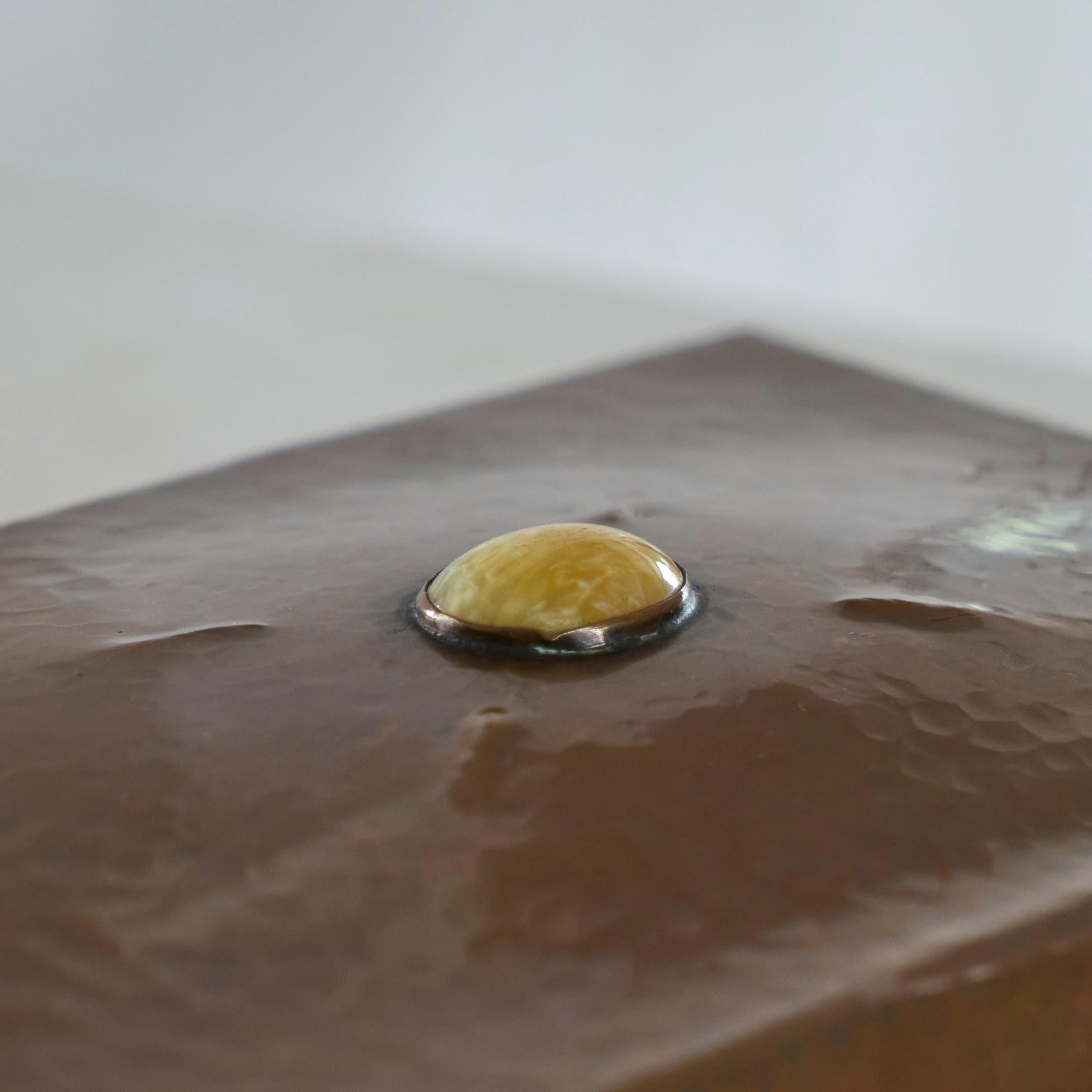 20th Century Wonderful Art Deco Box in Hand Hammered Copper and Yellow Jade 1930s For Sale