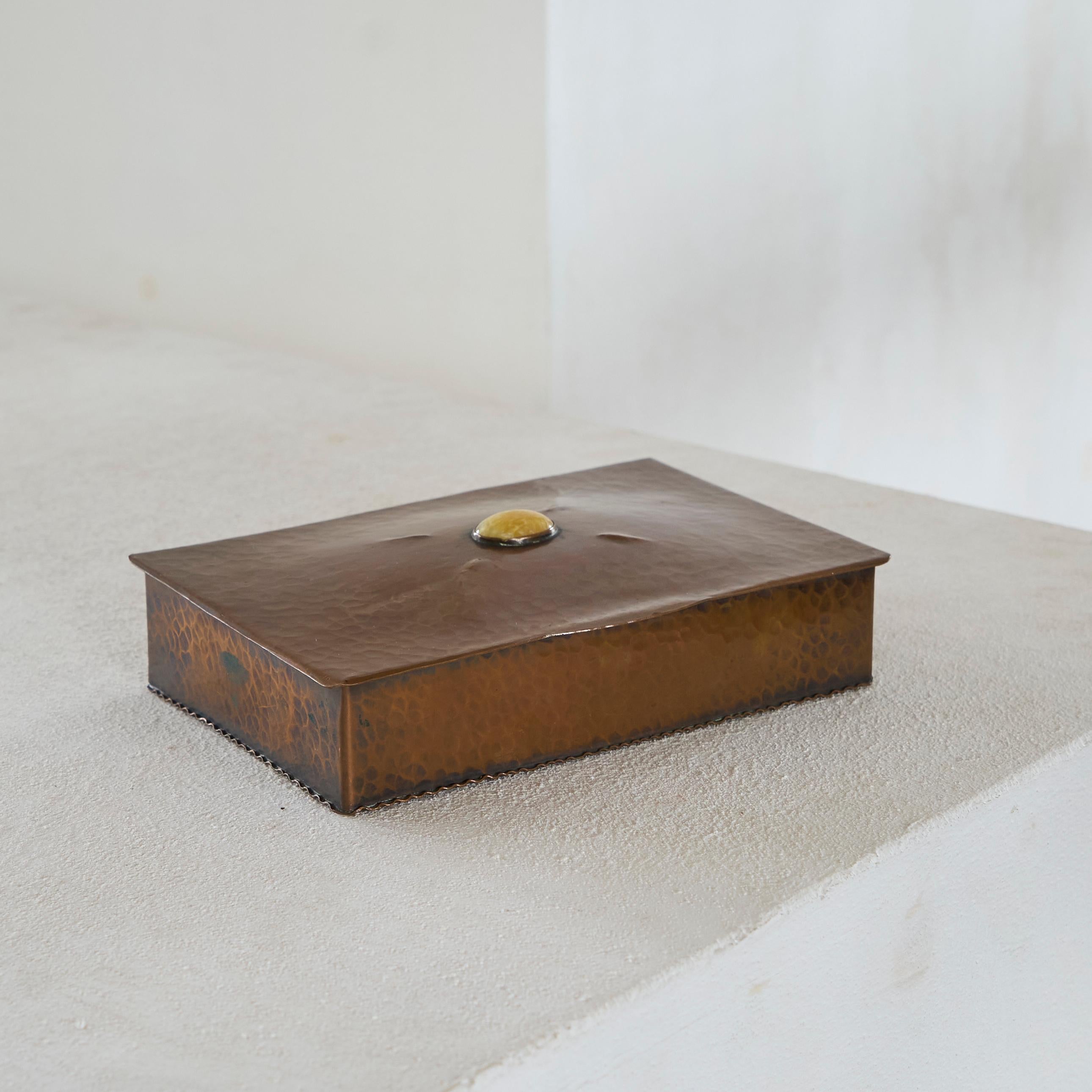 Wonderful Art Deco Box in Hand Hammered Copper and Yellow Jade 1930s For Sale 1