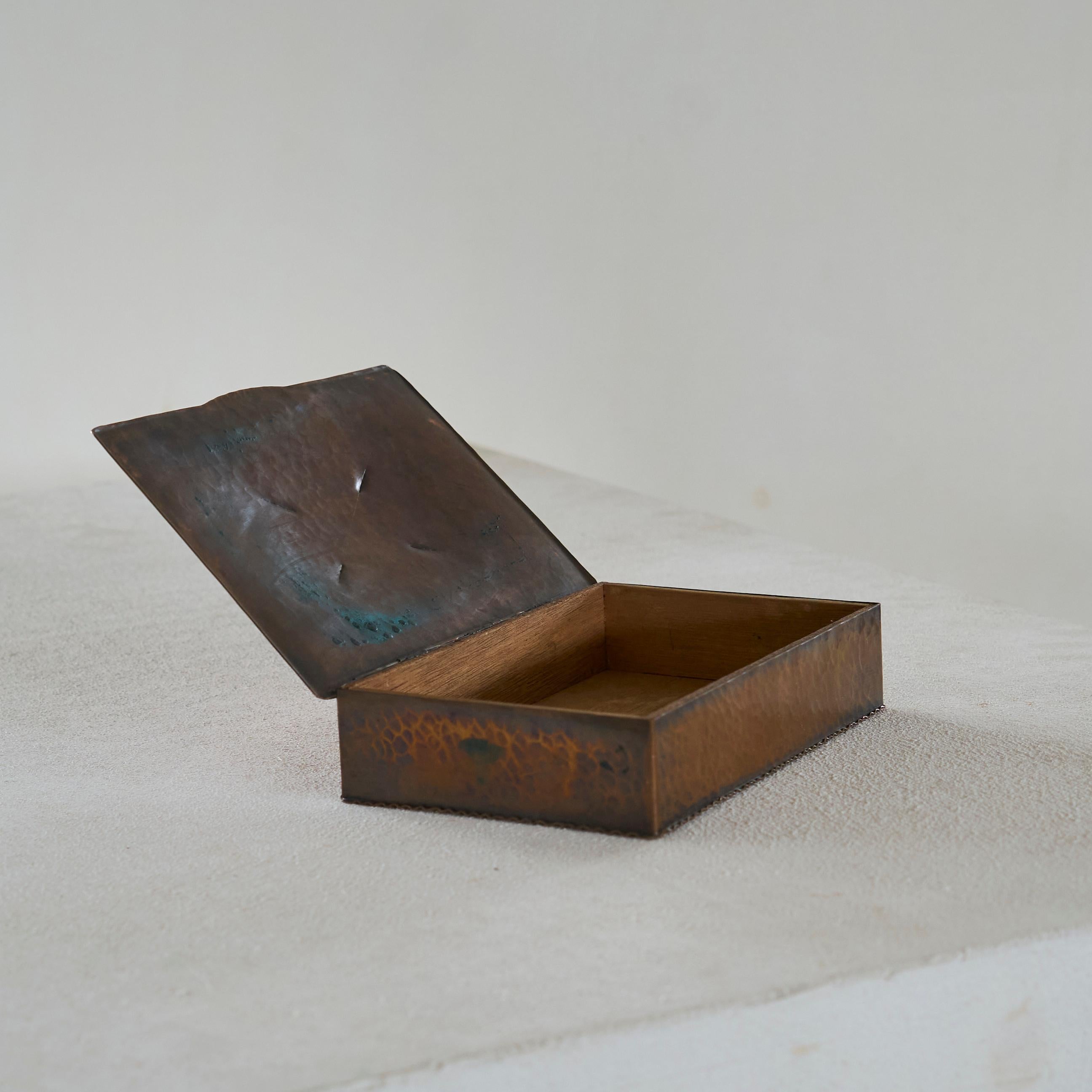 Wonderful Art Deco Box in Hand Hammered Copper and Yellow Jade 1930s For Sale 3