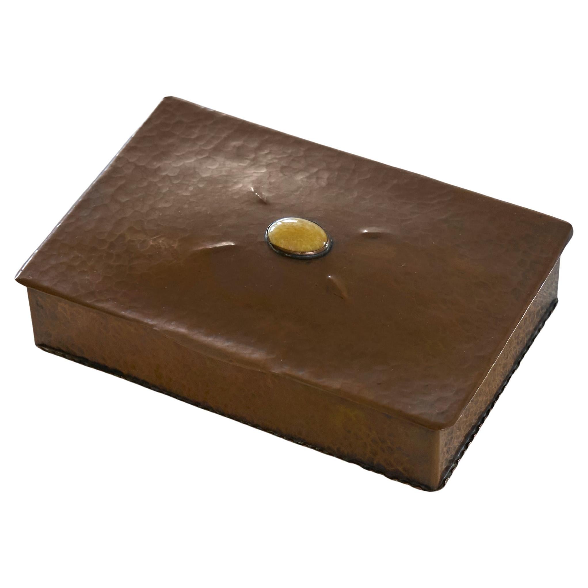 Wonderful Art Deco Box in Hand Hammered Copper and Yellow Jade 1930s For Sale