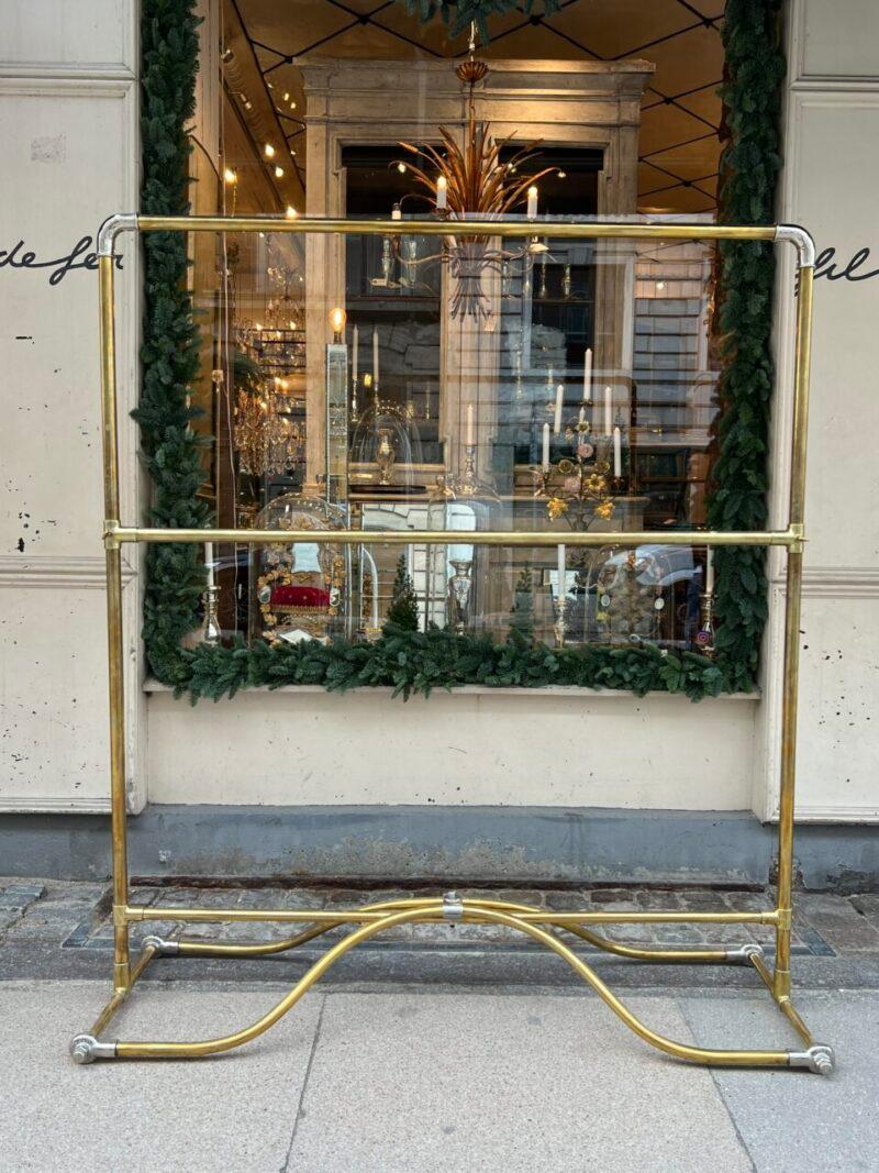 Elegante y sublime riel de ropa, de la Francia de hacia 1920, y un hallazgo poco frecuente. Simplemente irradia estética Art Déco clásica con su combinación de sencillez geométrica y detalles refinados.

Formado en latón y elegantes detalles